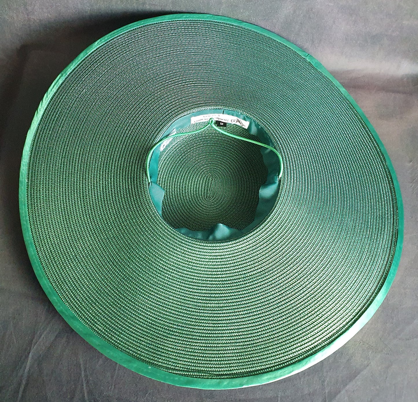 Elegante Pamela de polipropileno verde oscuro con plumas de pavo, abacá silk, tocado de novia, tocado de invitada -Perfecto para eventos de verano