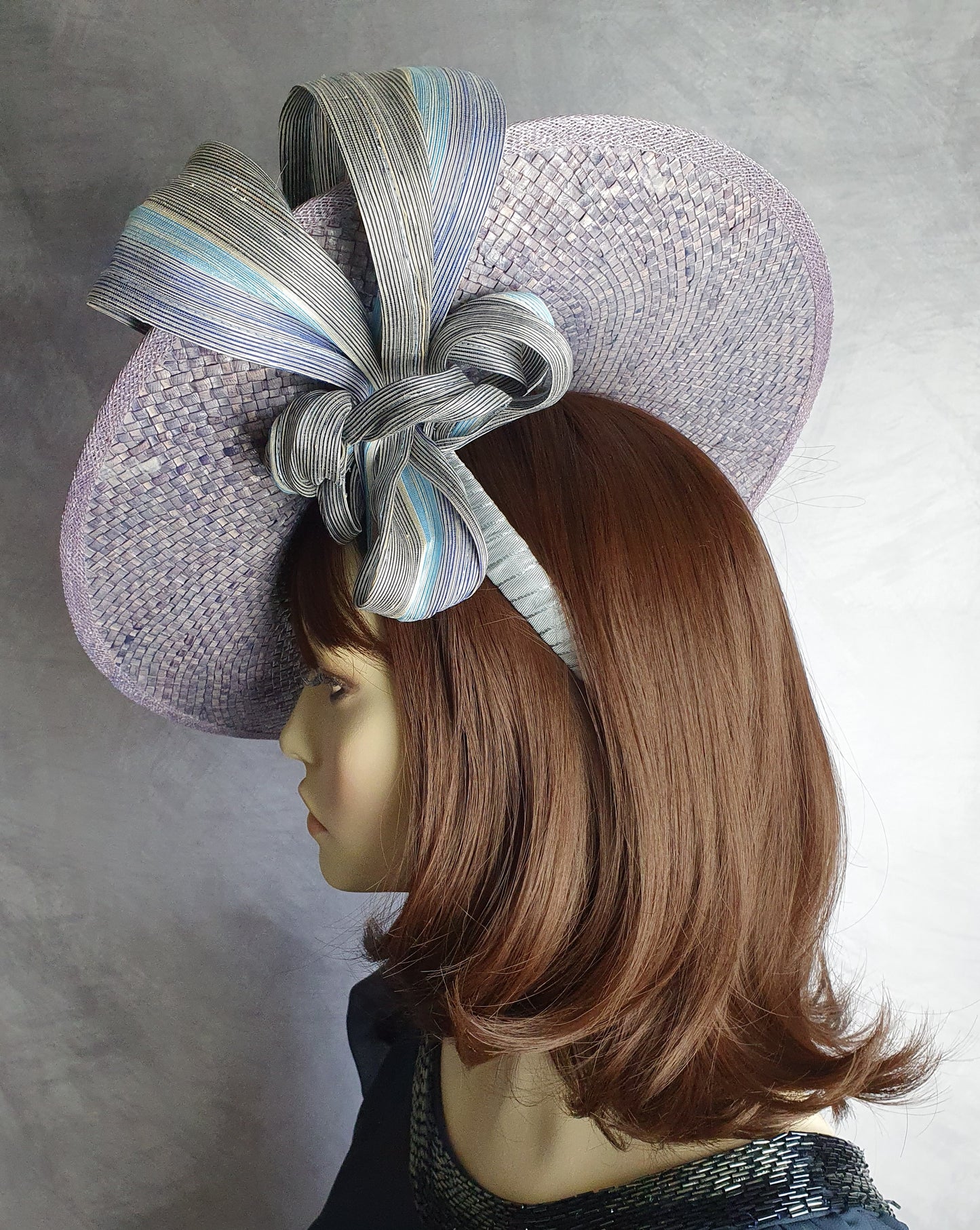 Grijs Paarse hoed dames, fascinator handgemaakt van natuurlijke vezels met en abaca zijde, dames zomer hoed, speciale gelegenheden.