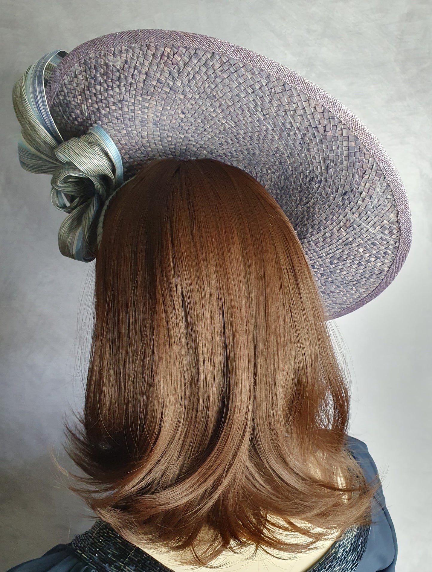 Grijs Paarse hoed dames, fascinator handgemaakt van natuurlijke vezels met en abaca zijde, dames zomer hoed, speciale gelegenheden.