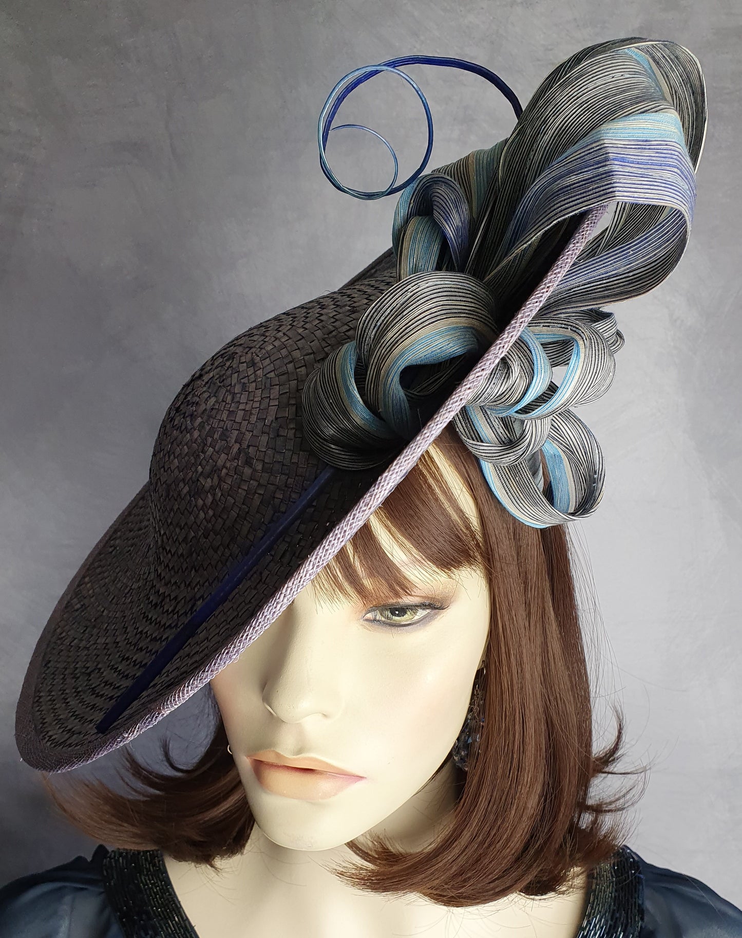 Grijs Paarse hoed dames, fascinator handgemaakt van natuurlijke vezels met en abaca zijde, dames zomer hoed, speciale gelegenheden.