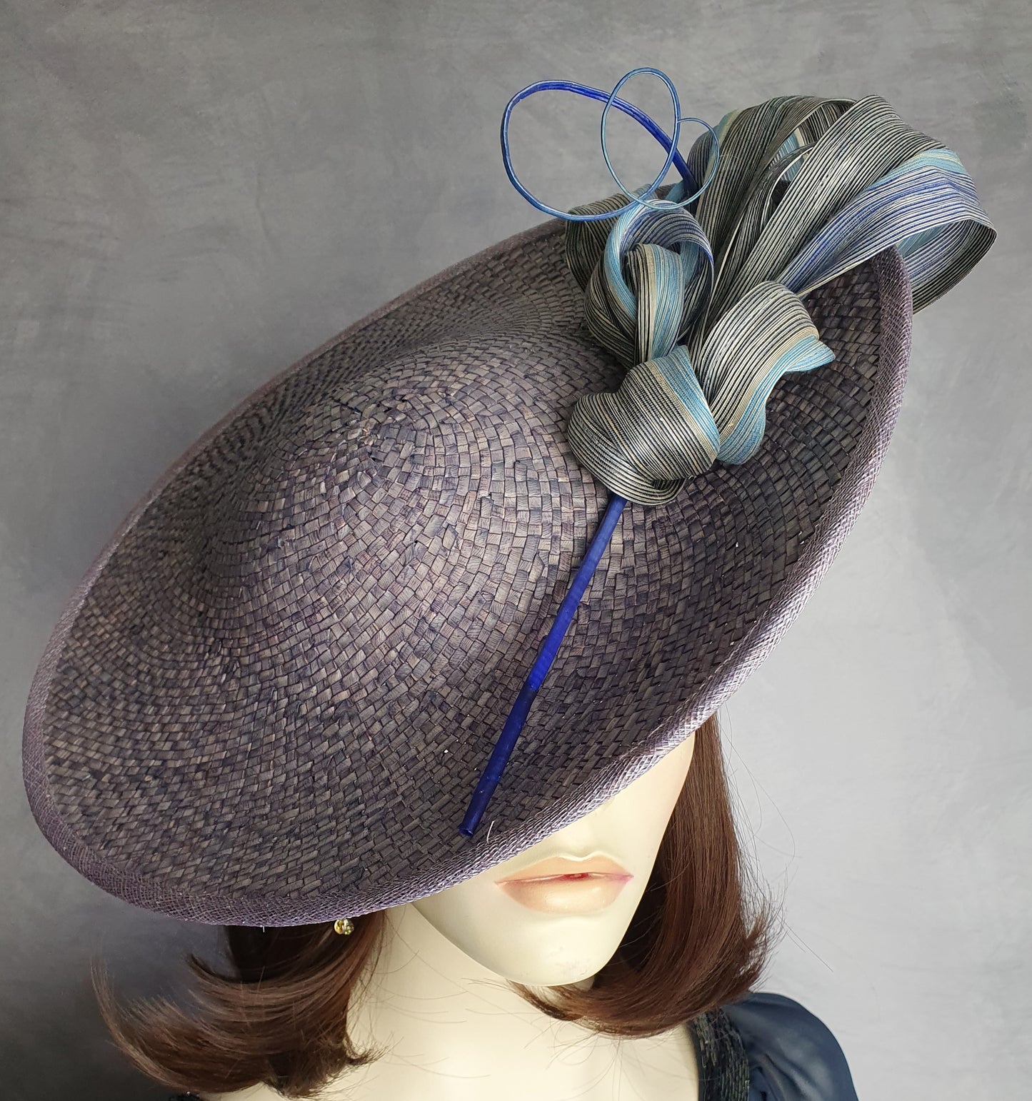 Grijs Paarse hoed dames, fascinator handgemaakt van natuurlijke vezels met en abaca zijde, dames zomer hoed, speciale gelegenheden.