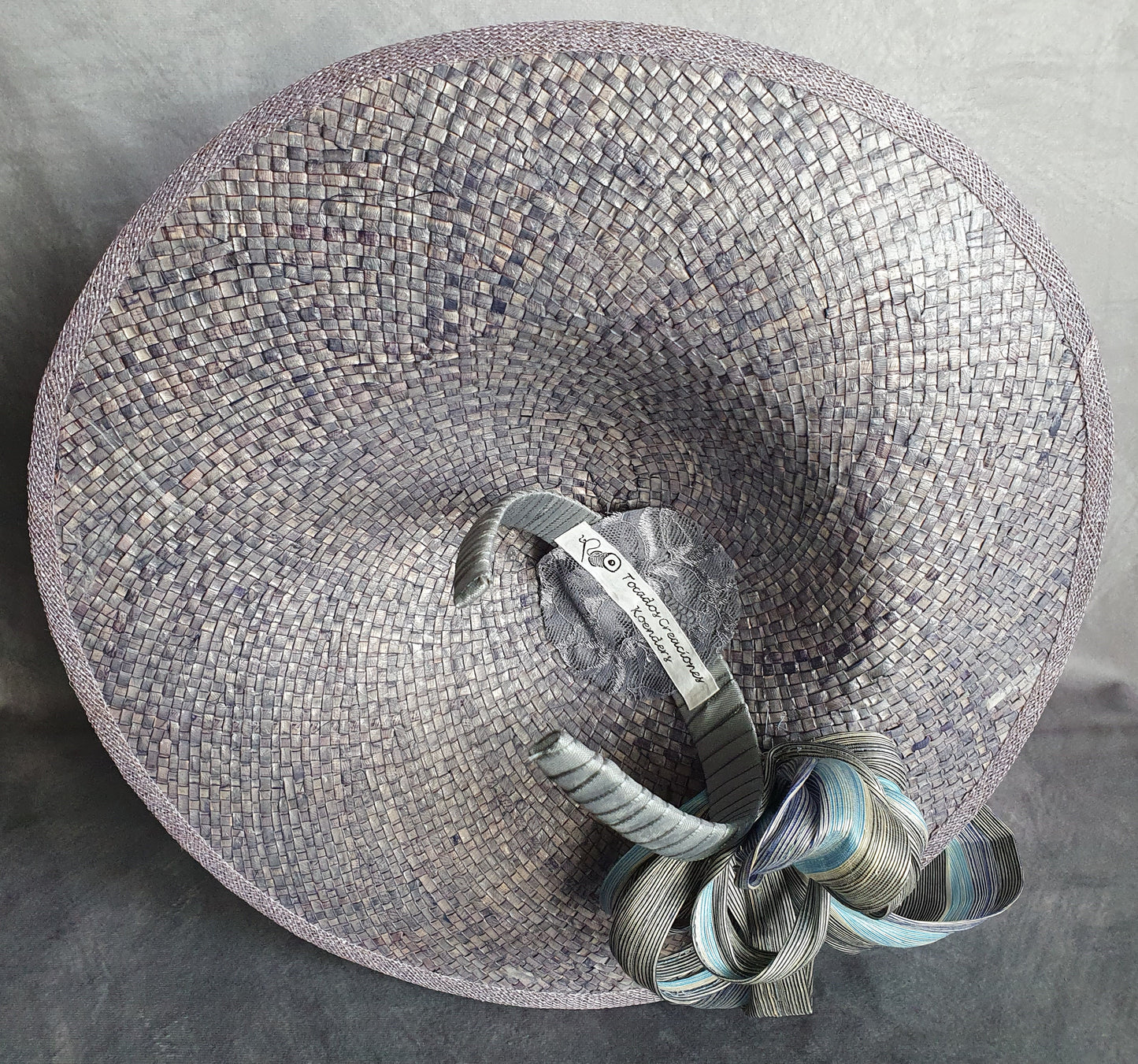 Grijs Paarse hoed dames, fascinator handgemaakt van natuurlijke vezels met en abaca zijde, dames zomer hoed, speciale gelegenheden.