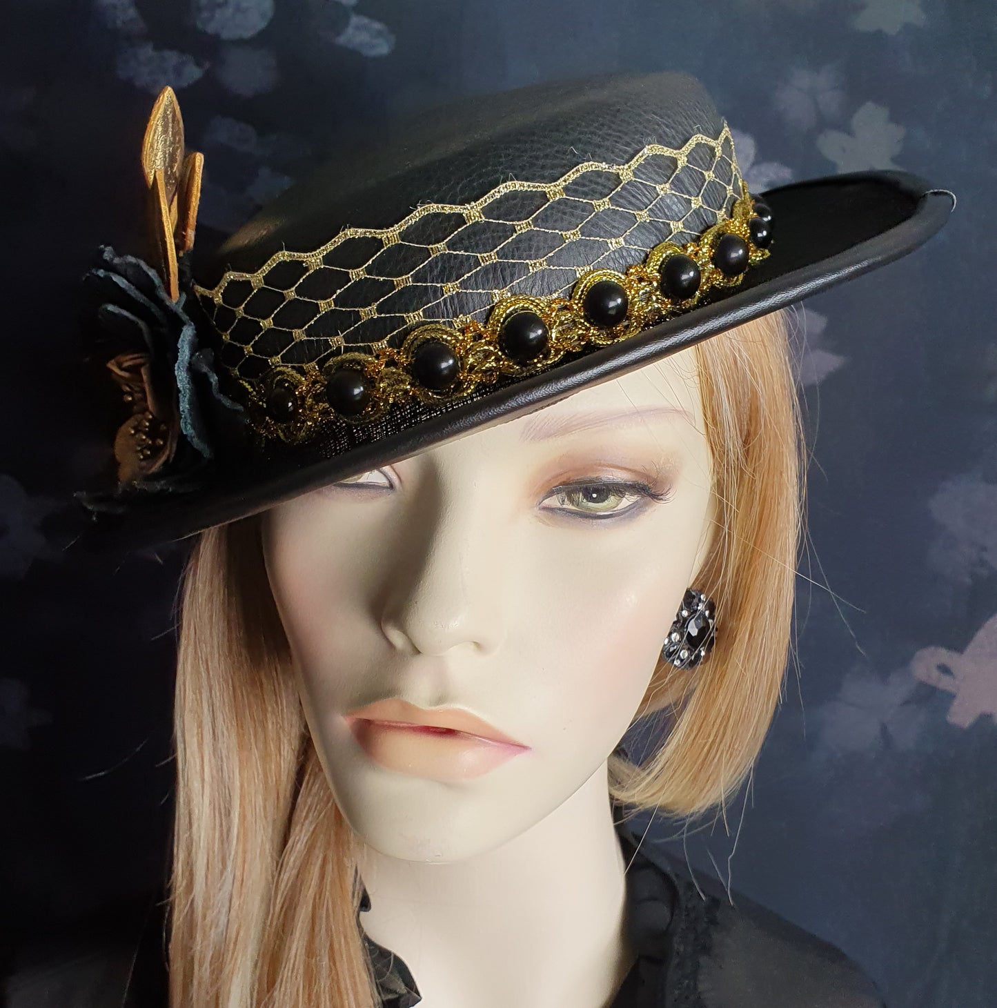 Handgemaakte fascinator goudkleurig met zwart van natuurlijk leer en sinamay, bruiloftshoed, gastenhoed, dameshoed, speciale gelegenheidshoed
