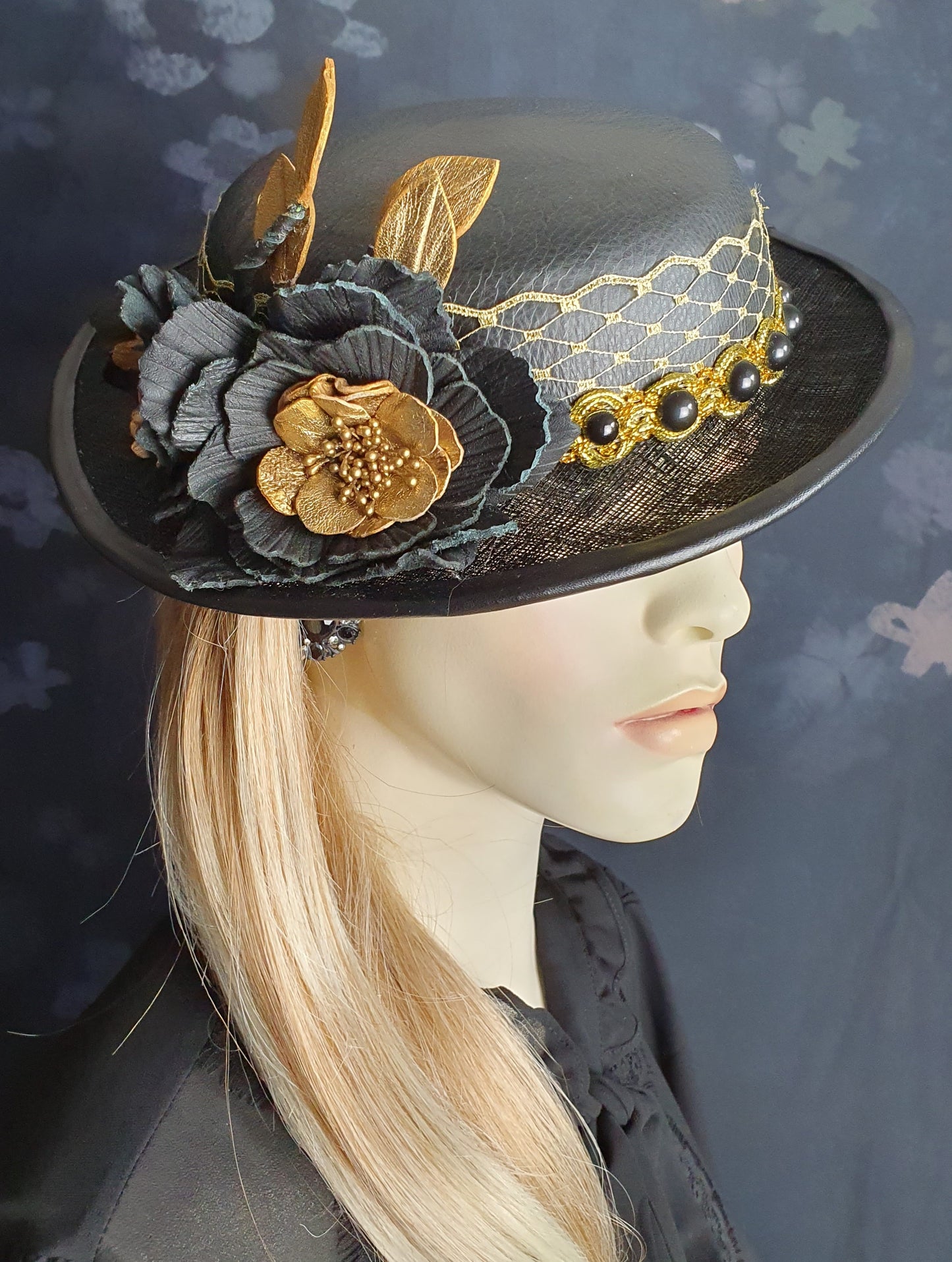 Handgemaakte fascinator goudkleurig met zwart van natuurlijk leer en sinamay, bruiloftshoed, gastenhoed, dameshoed, speciale gelegenheidshoed