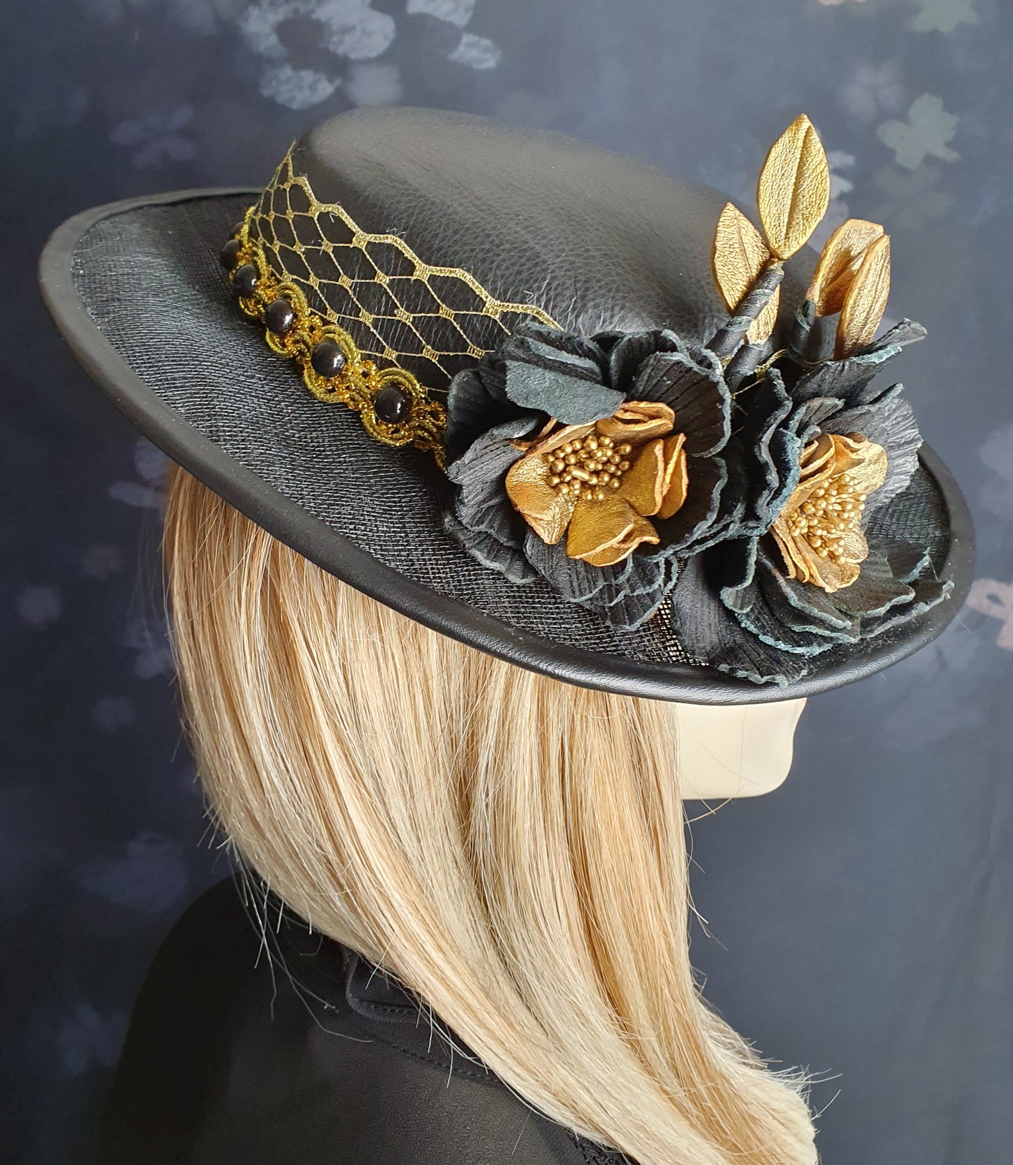 Handgemaakte fascinator goudkleurig met zwart van natuurlijk leer en sinamay, bruiloftshoed, gastenhoed, dameshoed, speciale gelegenheidshoed