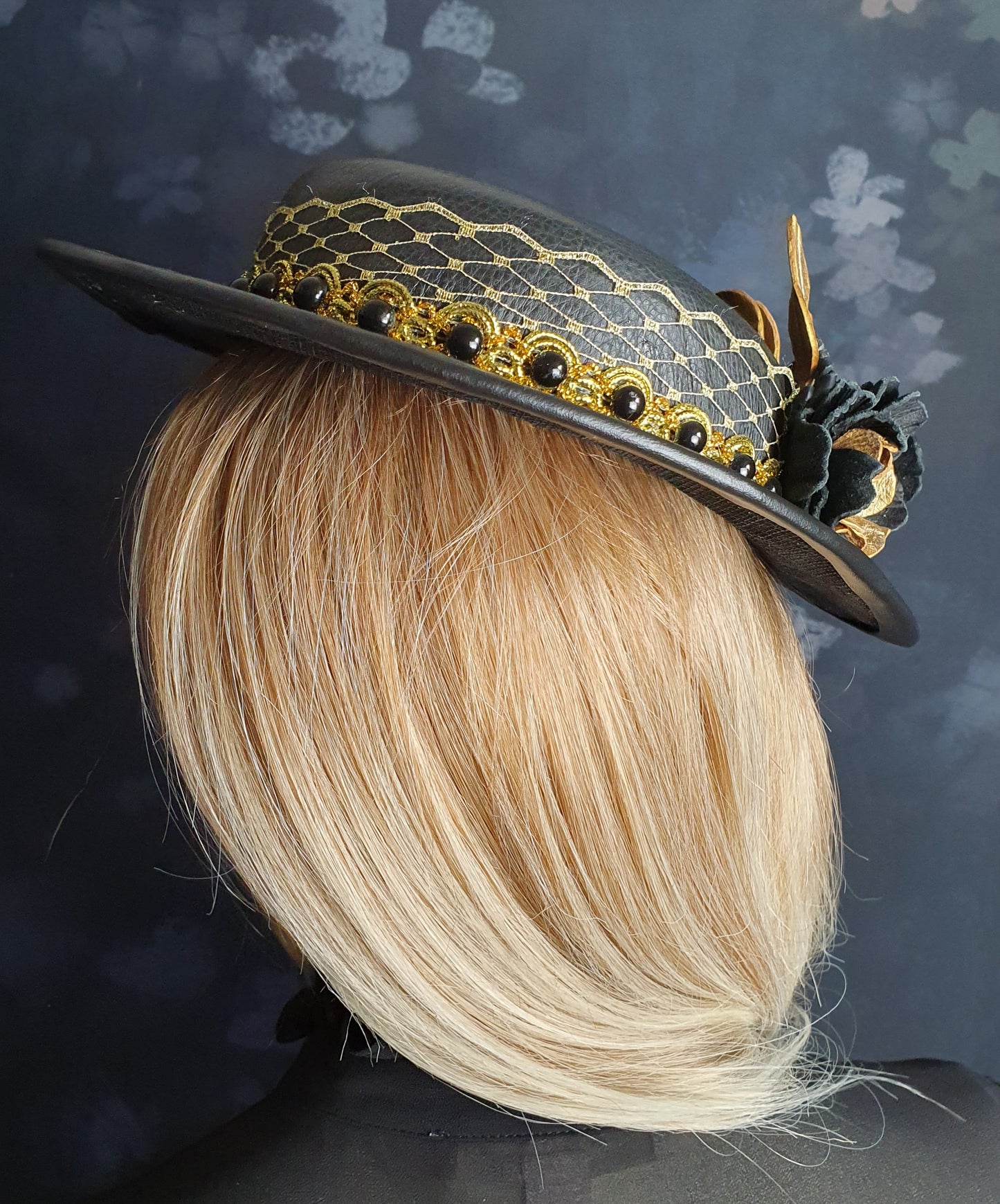 Handgemaakte fascinator goudkleurig met zwart van natuurlijk leer en sinamay, bruiloftshoed, gastenhoed, dameshoed, speciale gelegenheidshoed