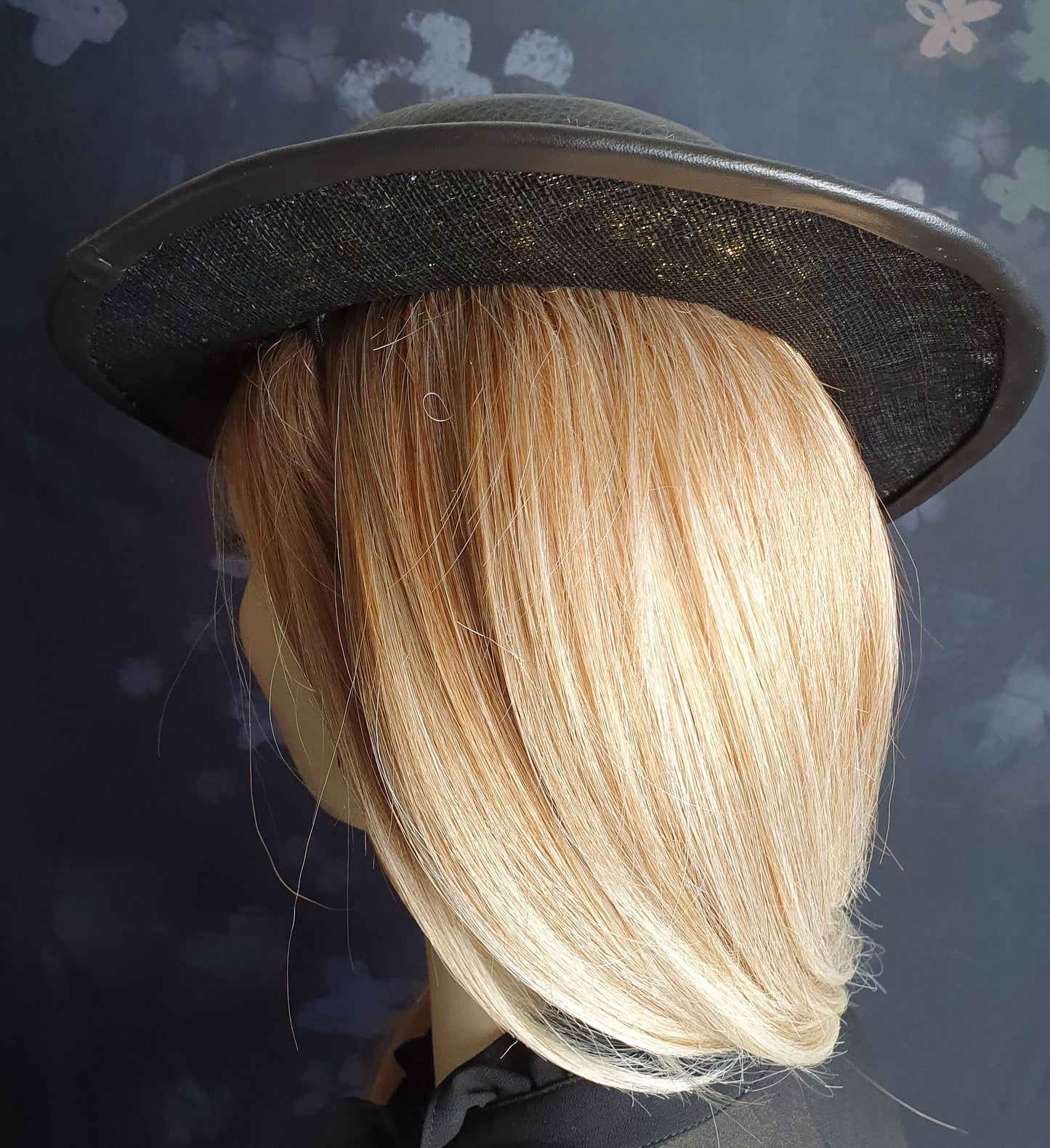 Handgemaakte fascinator goudkleurig met zwart van natuurlijk leer en sinamay, bruiloftshoed, gastenhoed, dameshoed, speciale gelegenheidshoed