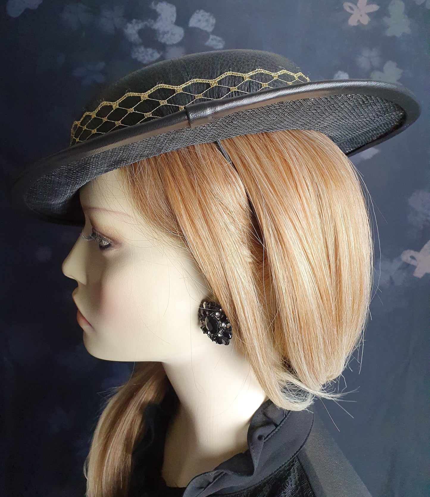 Handgemaakte fascinator goudkleurig met zwart van natuurlijk leer en sinamay, bruiloftshoed, gastenhoed, dameshoed, speciale gelegenheidshoed