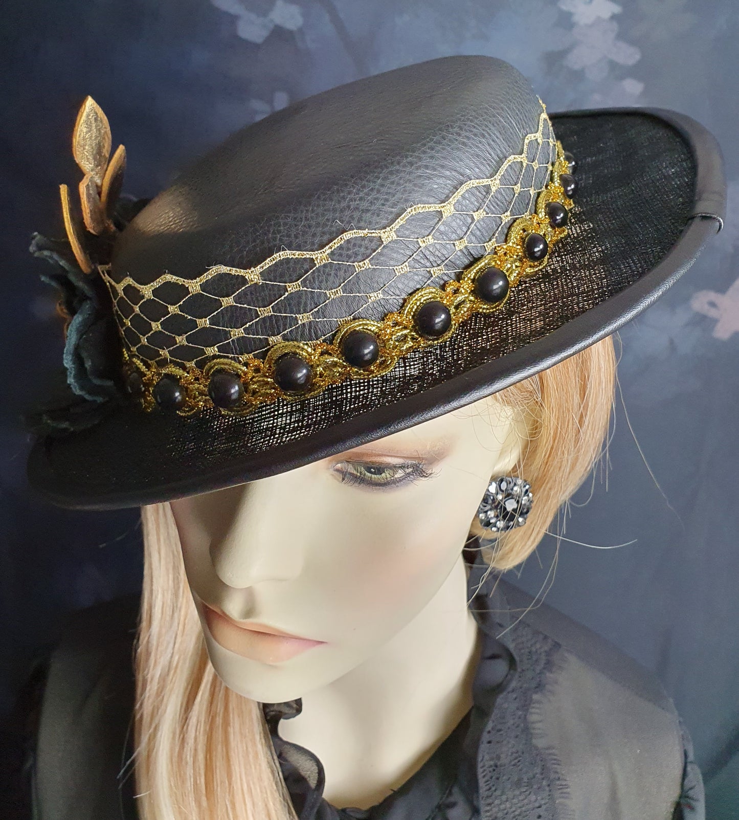 Handgemaakte fascinator goudkleurig met zwart van natuurlijk leer en sinamay, bruiloftshoed, gastenhoed, dameshoed, speciale gelegenheidshoed