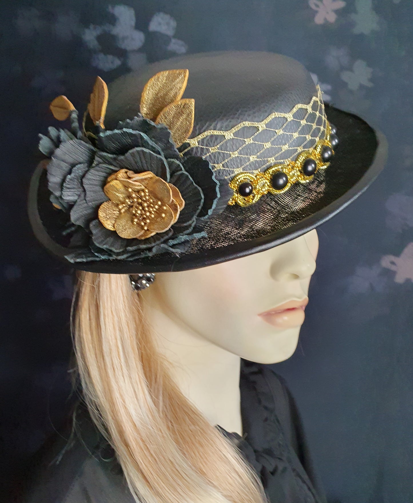 Handgemaakte fascinator goudkleurig met zwart van natuurlijk leer en sinamay, bruiloftshoed, gastenhoed, dameshoed, speciale gelegenheidshoed