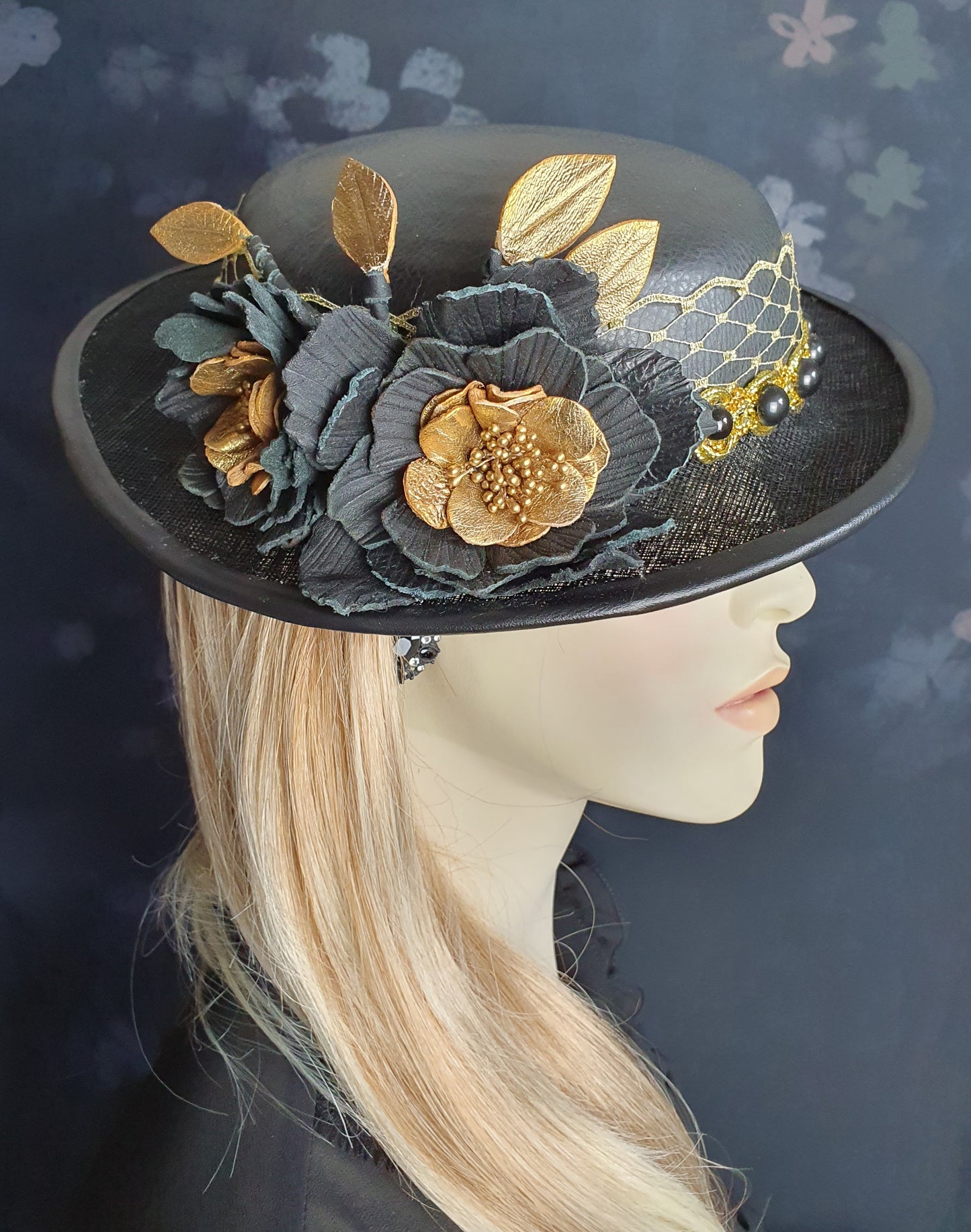Handgemaakte fascinator goudkleurig met zwart van natuurlijk leer en sinamay, bruiloftshoed, gastenhoed, dameshoed, speciale gelegenheidshoed