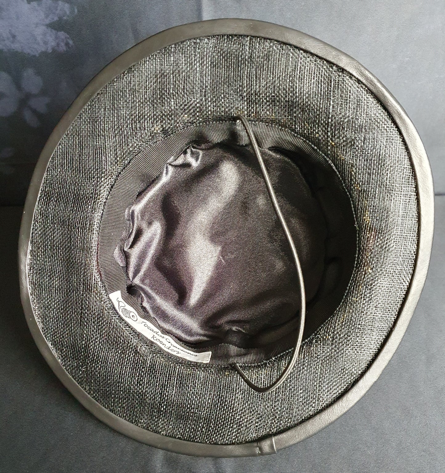 Handgemaakte fascinator goudkleurig met zwart van natuurlijk leer en sinamay, bruiloftshoed, gastenhoed, dameshoed, speciale gelegenheidshoed