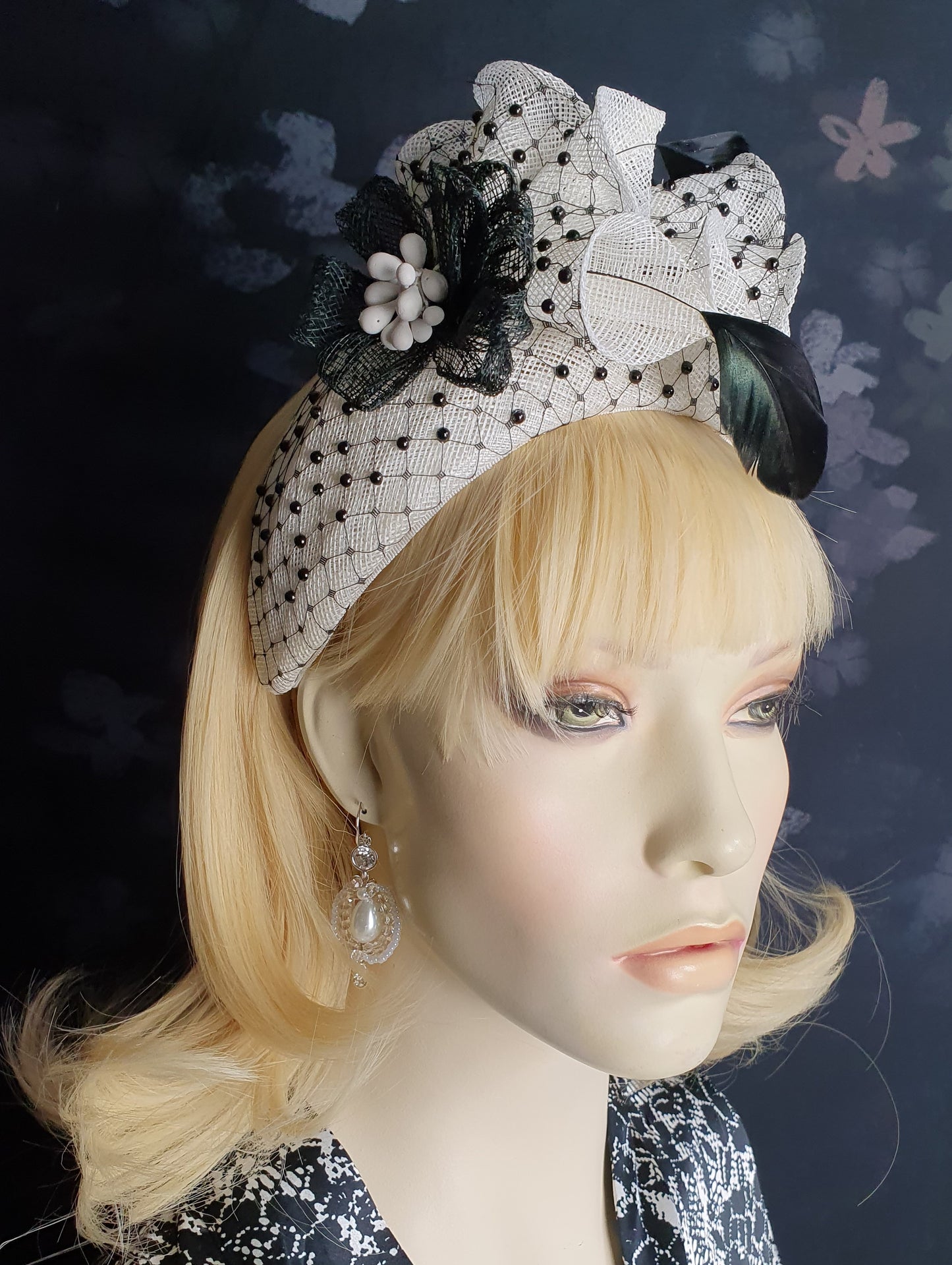 Elegante Handgemaakte Haarband Diadeem - Zwart-Wit met Veren en Meeldraden - Geschikt voor Speciale en Formele Gelegenheden