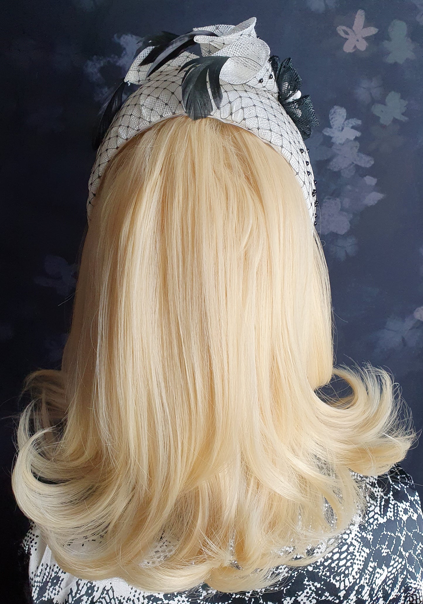 Elegante Handgemaakte Haarband Diadeem - Zwart-Wit met Veren en Meeldraden - Geschikt voor Speciale en Formele Gelegenheden