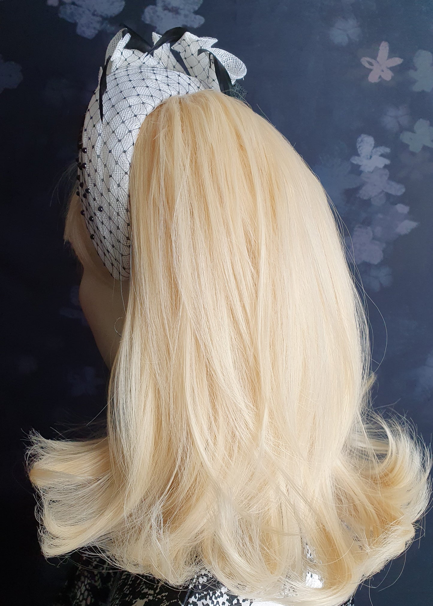 Elegante Handgemaakte Haarband Diadeem - Zwart-Wit met Veren en Meeldraden - Geschikt voor Speciale en Formele Gelegenheden