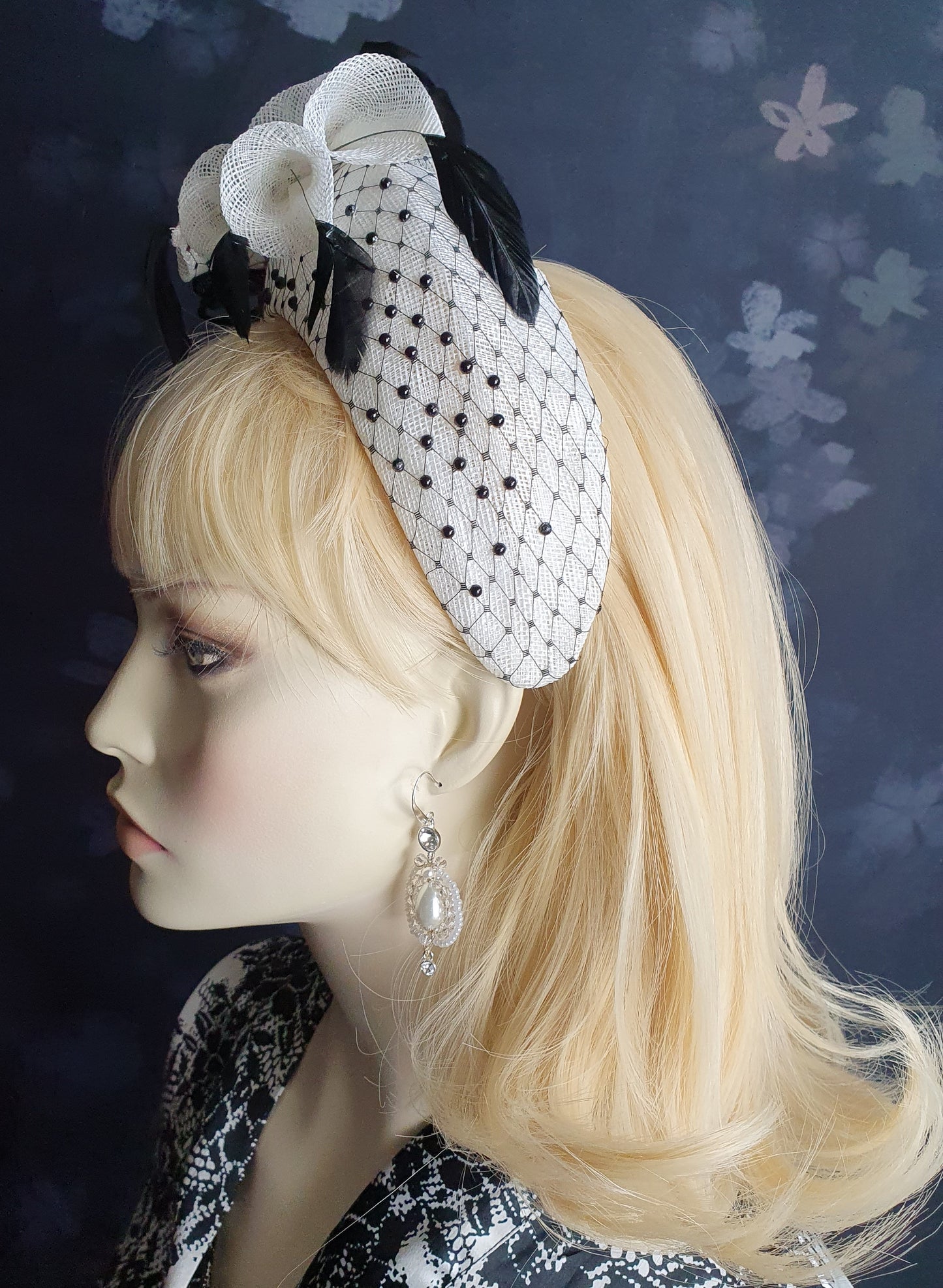 Elegante Handgemaakte Haarband Diadeem - Zwart-Wit met Veren en Meeldraden - Geschikt voor Speciale en Formele Gelegenheden