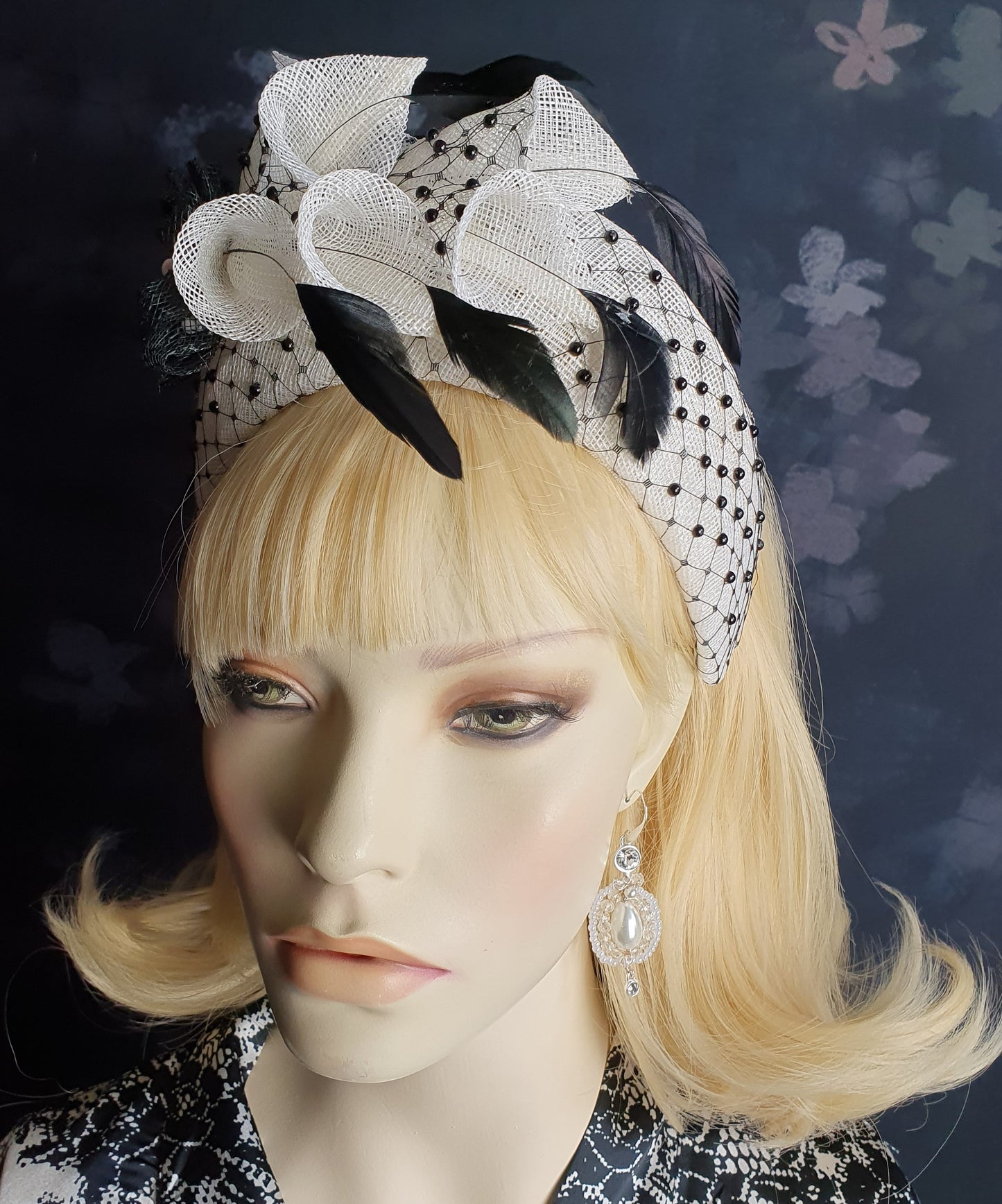 Elegante Handgemaakte Haarband Diadeem - Zwart-Wit met Veren en Meeldraden - Geschikt voor Speciale en Formele Gelegenheden