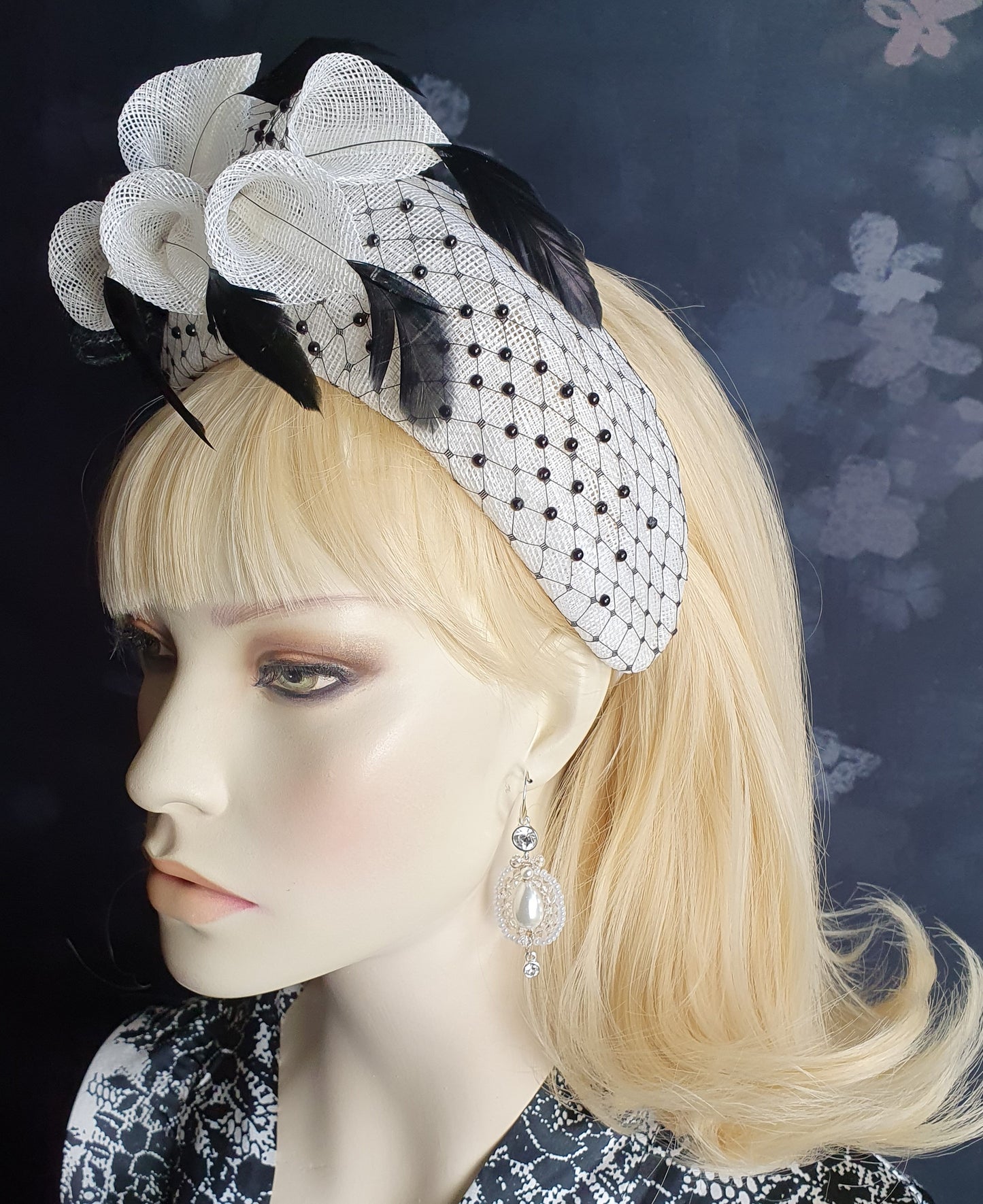 Elegante Handgemaakte Haarband Diadeem - Zwart-Wit met Veren en Meeldraden - Geschikt voor Speciale en Formele Gelegenheden