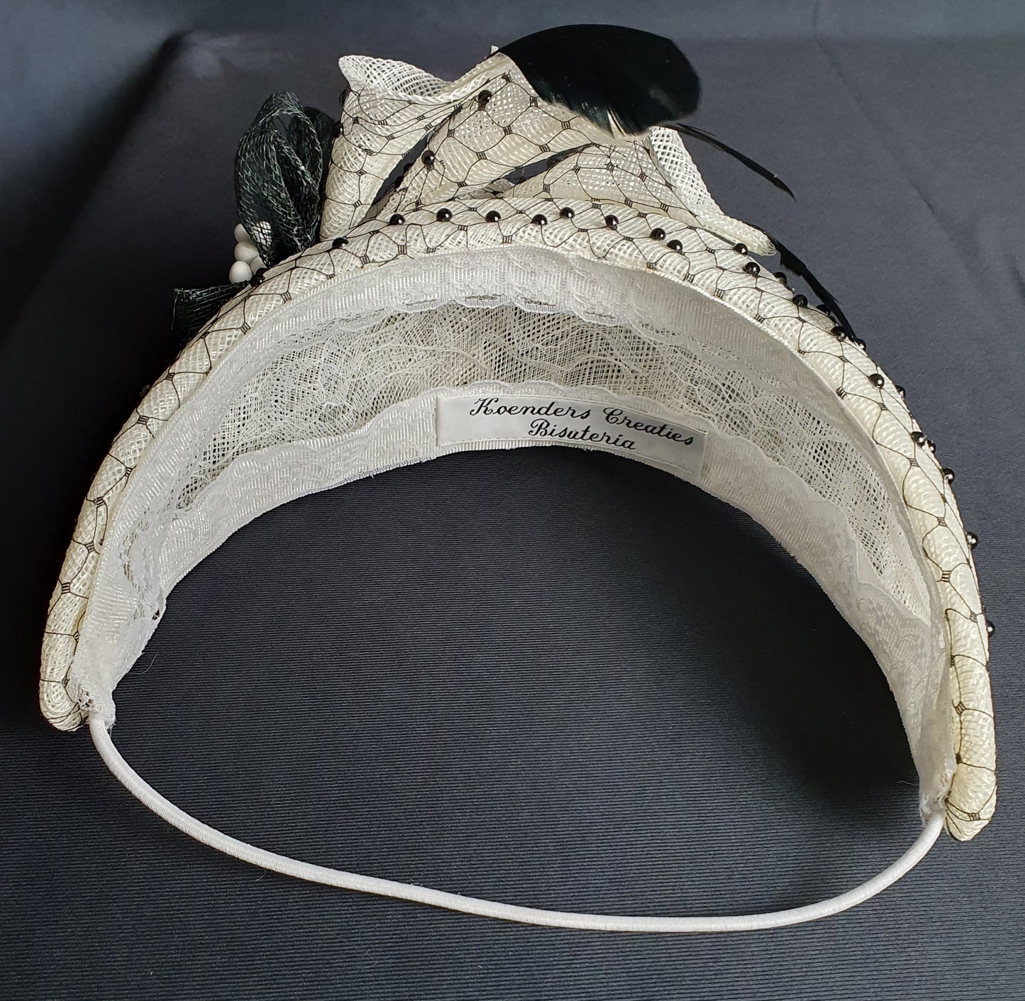 Elegante Handgemaakte Haarband Diadeem - Zwart-Wit met Veren en Meeldraden - Geschikt voor Speciale en Formele Gelegenheden