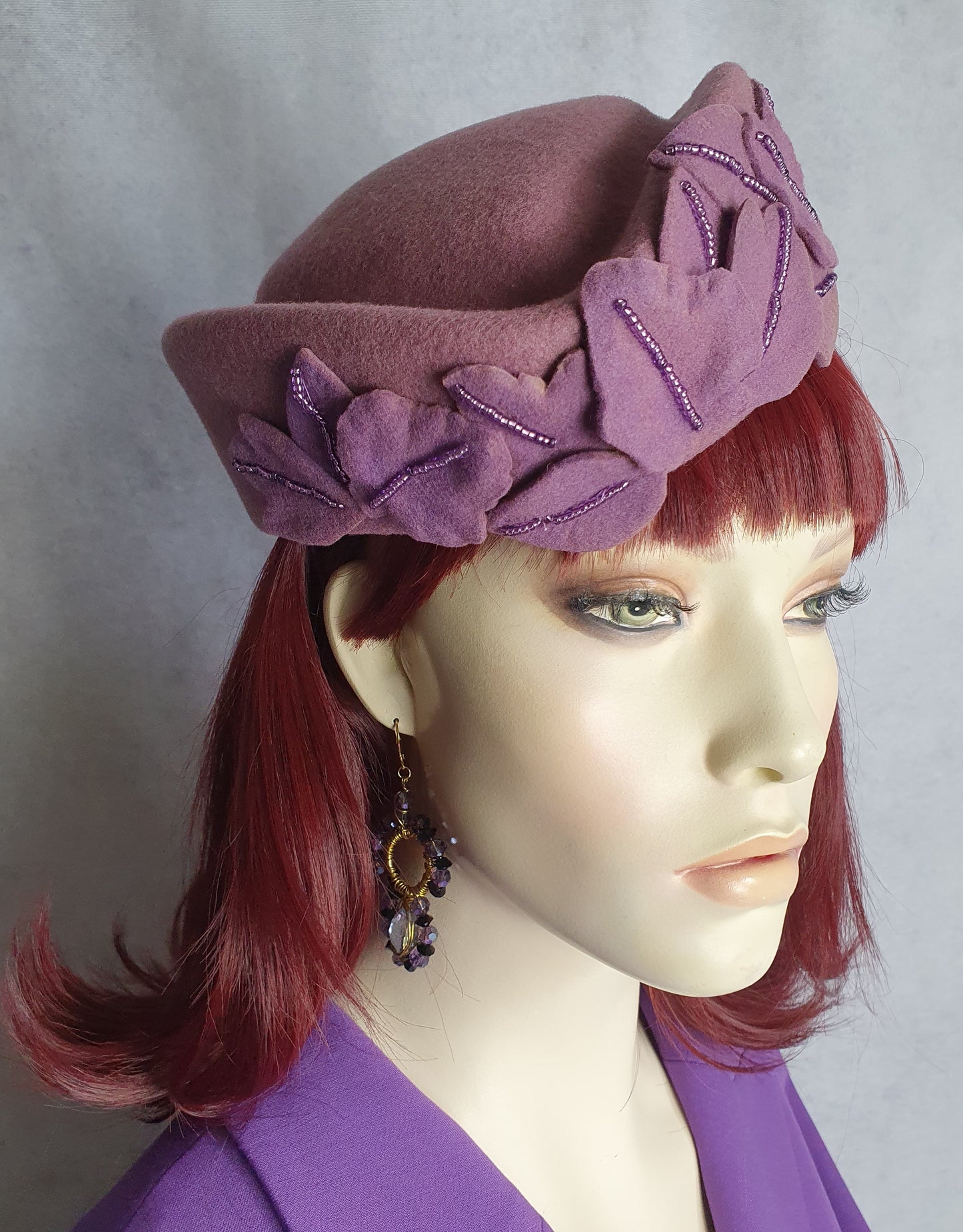 Elegante Dames Vilthoed - Paarse Pillbox met Brede Platte Rand - Handgemaakt van organza en kralen