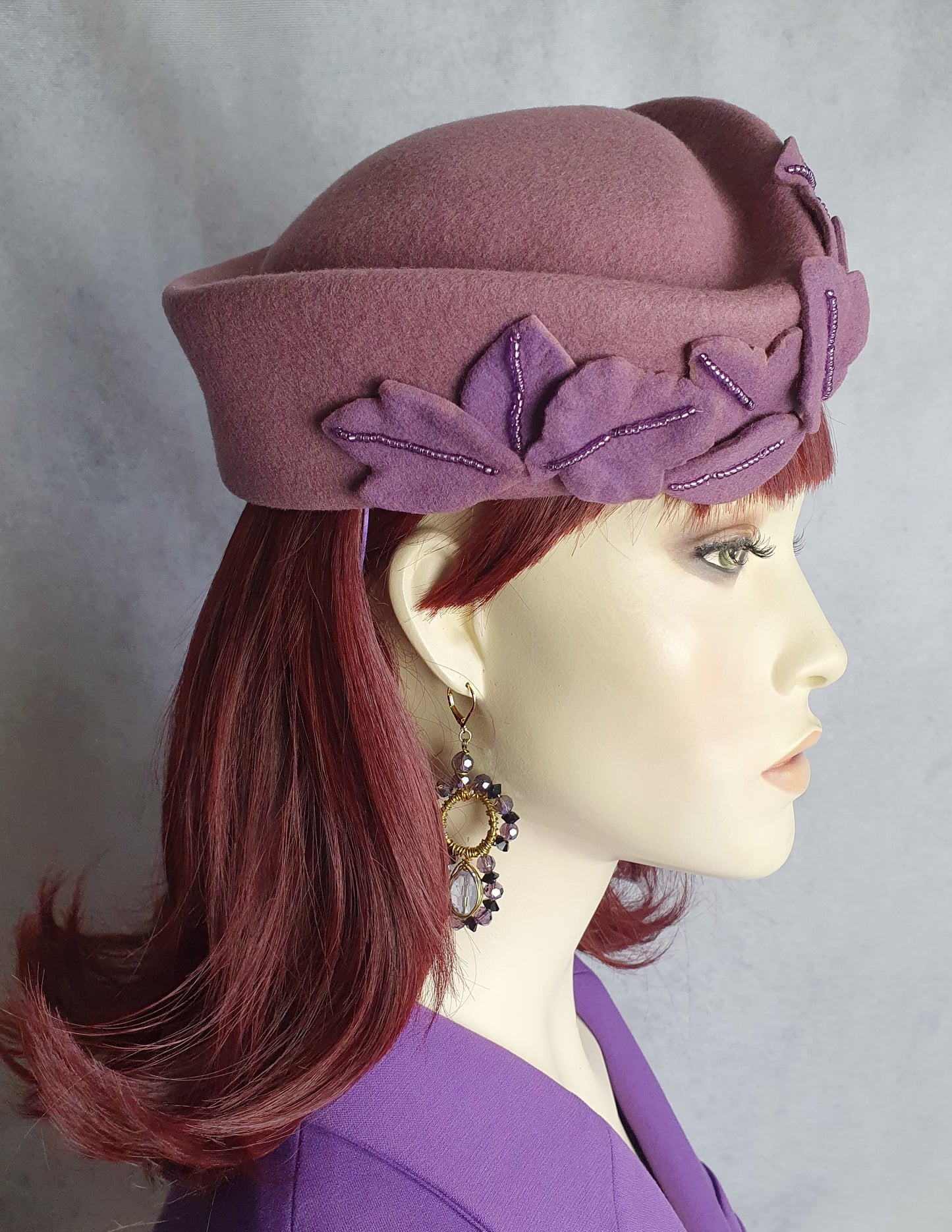 Elegante Dames Vilthoed - Paarse Pillbox met Brede Platte Rand - Handgemaakt van organza en kralen