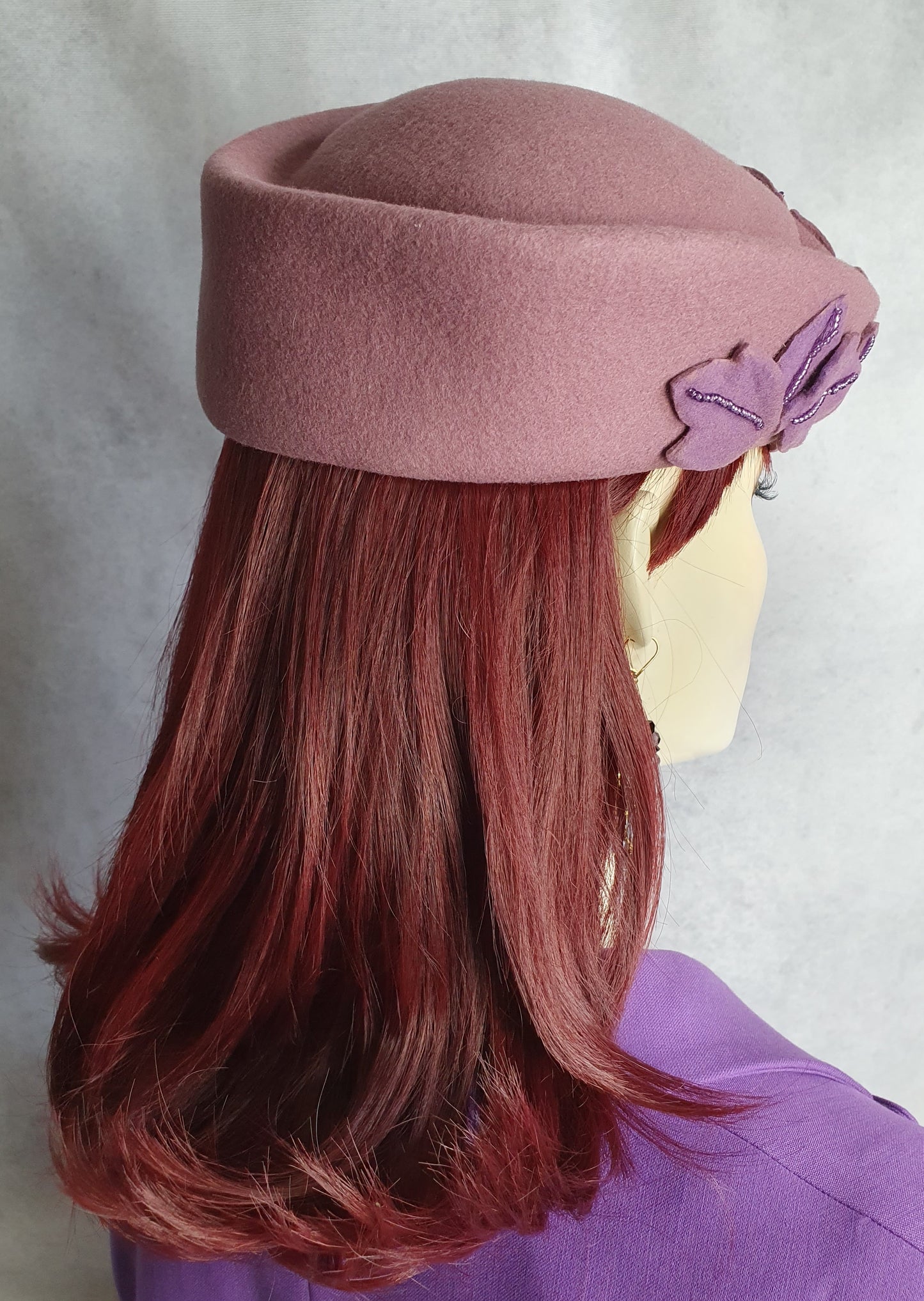 Elegante Dames Vilthoed - Paarse Pillbox met Brede Platte Rand - Handgemaakt van organza en kralen