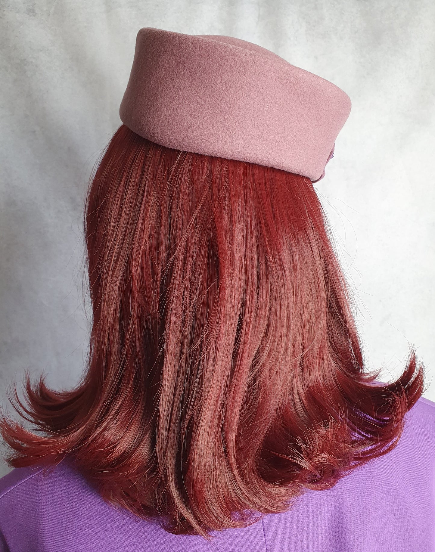 Elegante Dames Vilthoed - Paarse Pillbox met Brede Platte Rand - Handgemaakt van organza en kralen
