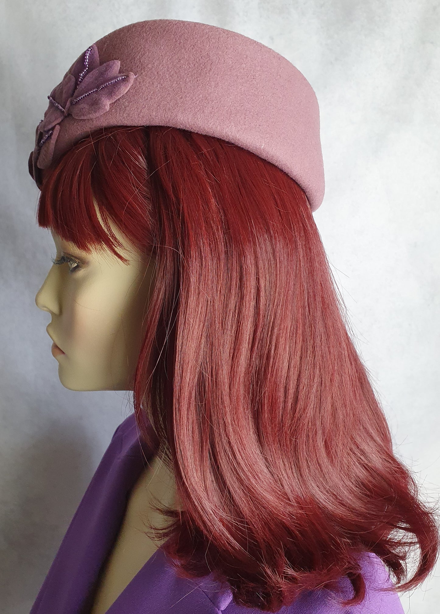 Elegante Dames Vilthoed - Paarse Pillbox met Brede Platte Rand - Handgemaakt van organza en kralen