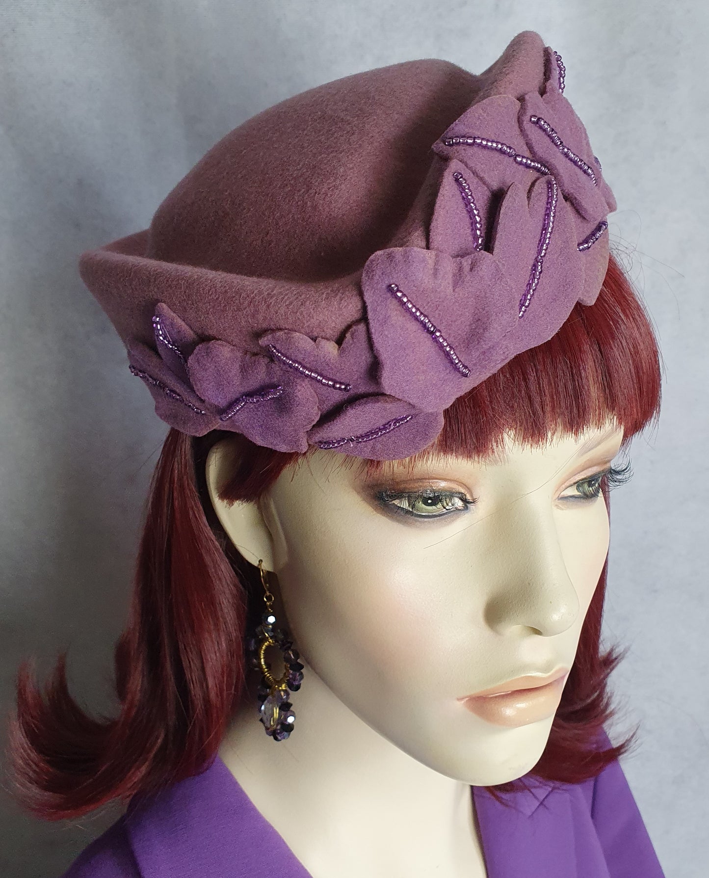 Elegante Dames Vilthoed - Paarse Pillbox met Brede Platte Rand - Handgemaakt van organza en kralen