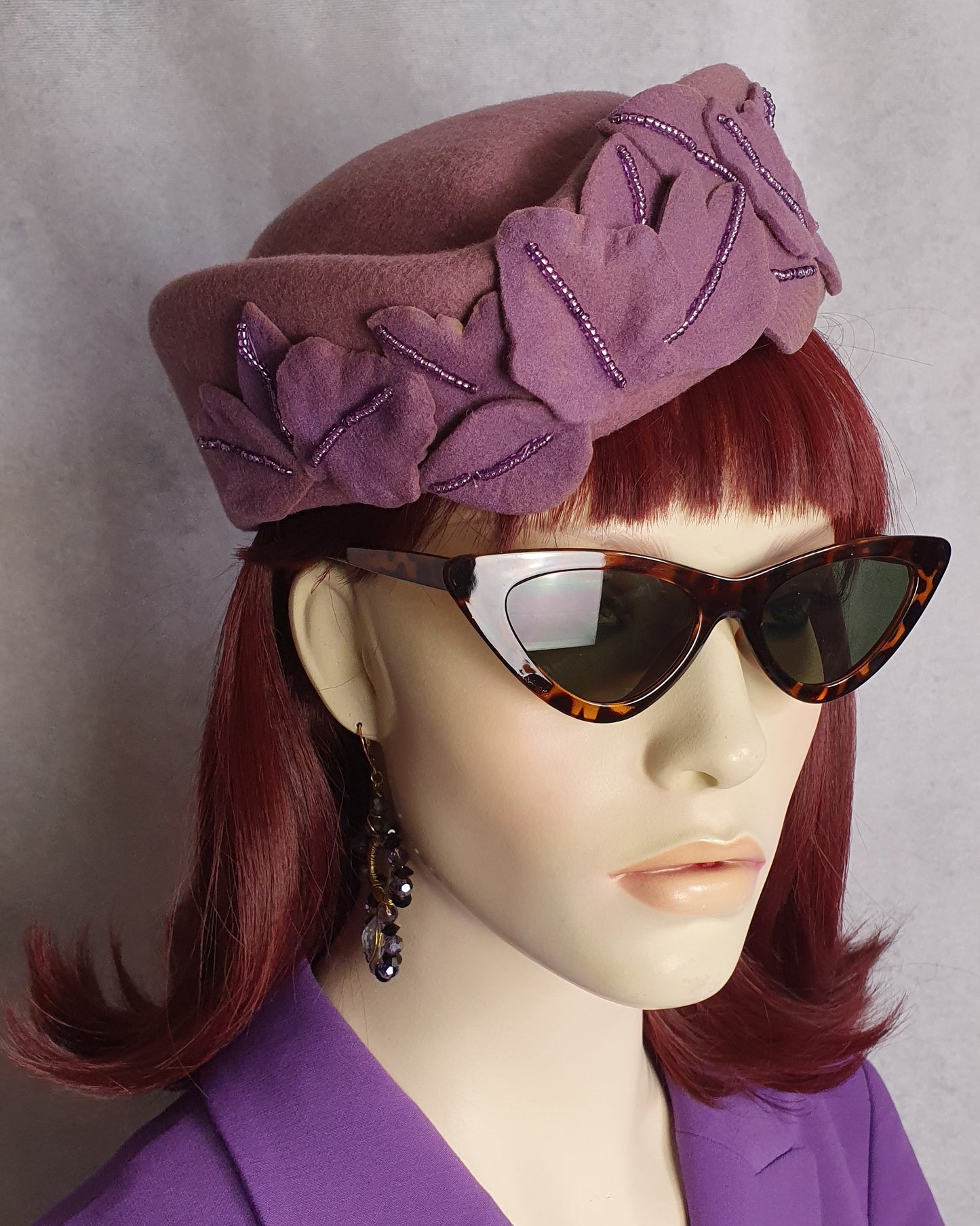 Elegante Dames Vilthoed - Paarse Pillbox met Brede Platte Rand - Handgemaakt van organza en kralen