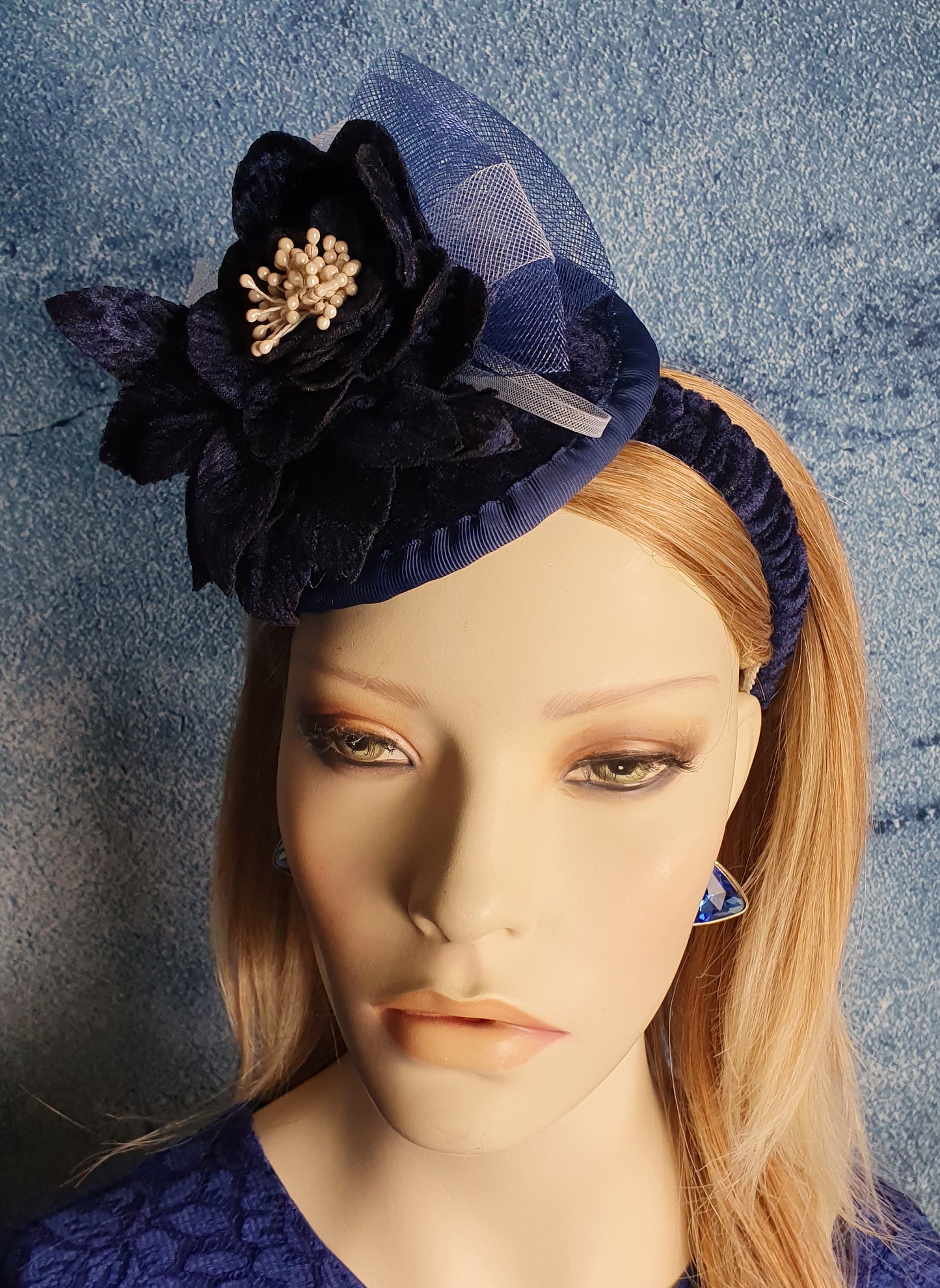 Handgemaakte blauw fluwelen fascinator met crinoline, diadeem, gast hoofdtooi, bruiloft, feest, dames hoofdband, speciale evenementen