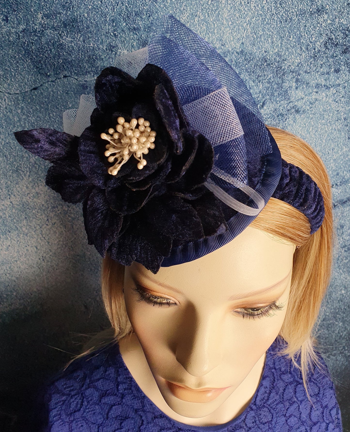 Handgemaakte blauw fluwelen fascinator met crinoline, diadeem, gast hoofdtooi, bruiloft, feest, dames hoofdband, speciale evenementen