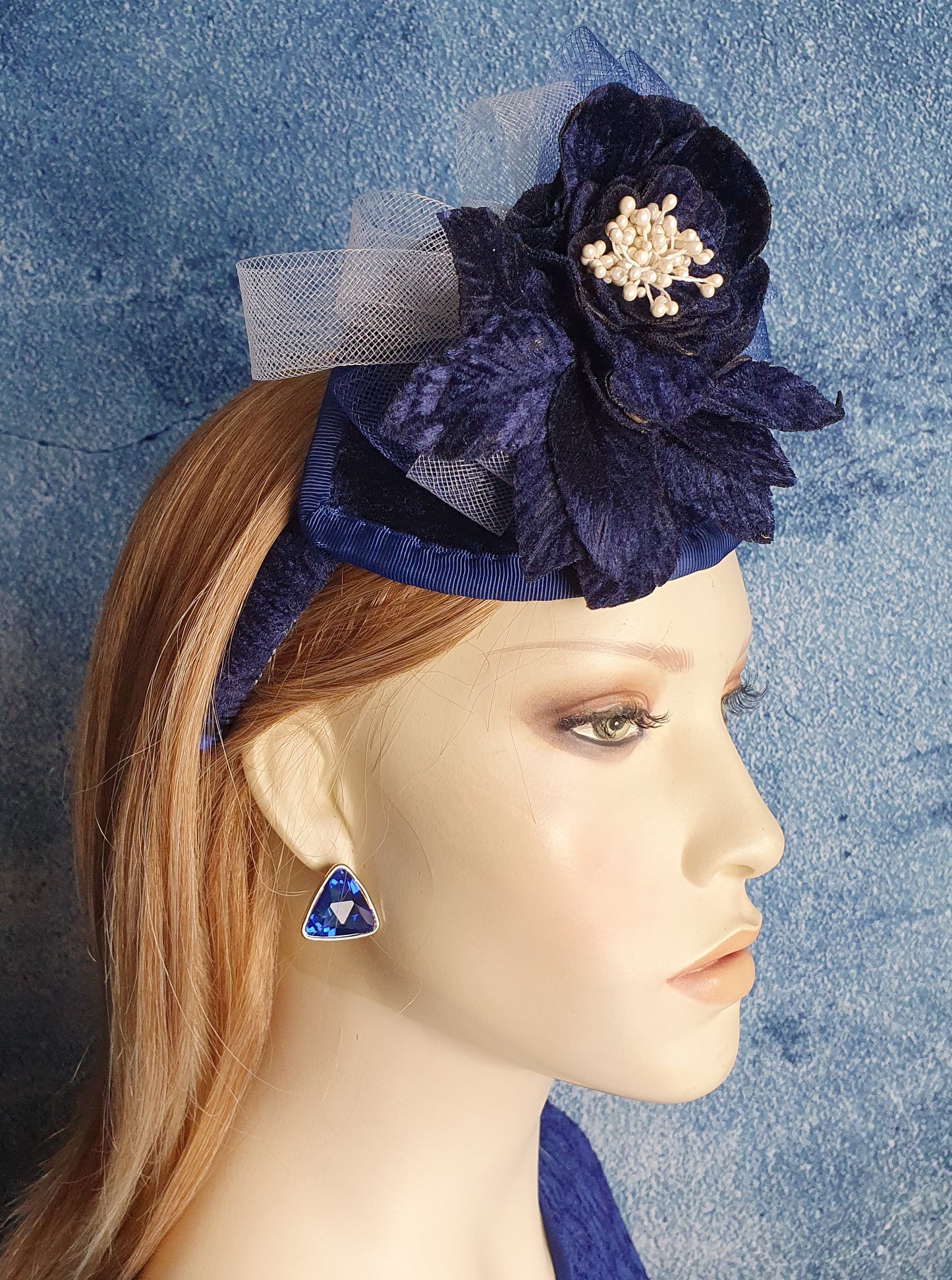 Handgemaakte blauw fluwelen fascinator met crinoline, diadeem, gast hoofdtooi, bruiloft, feest, dames hoofdband, speciale evenementen