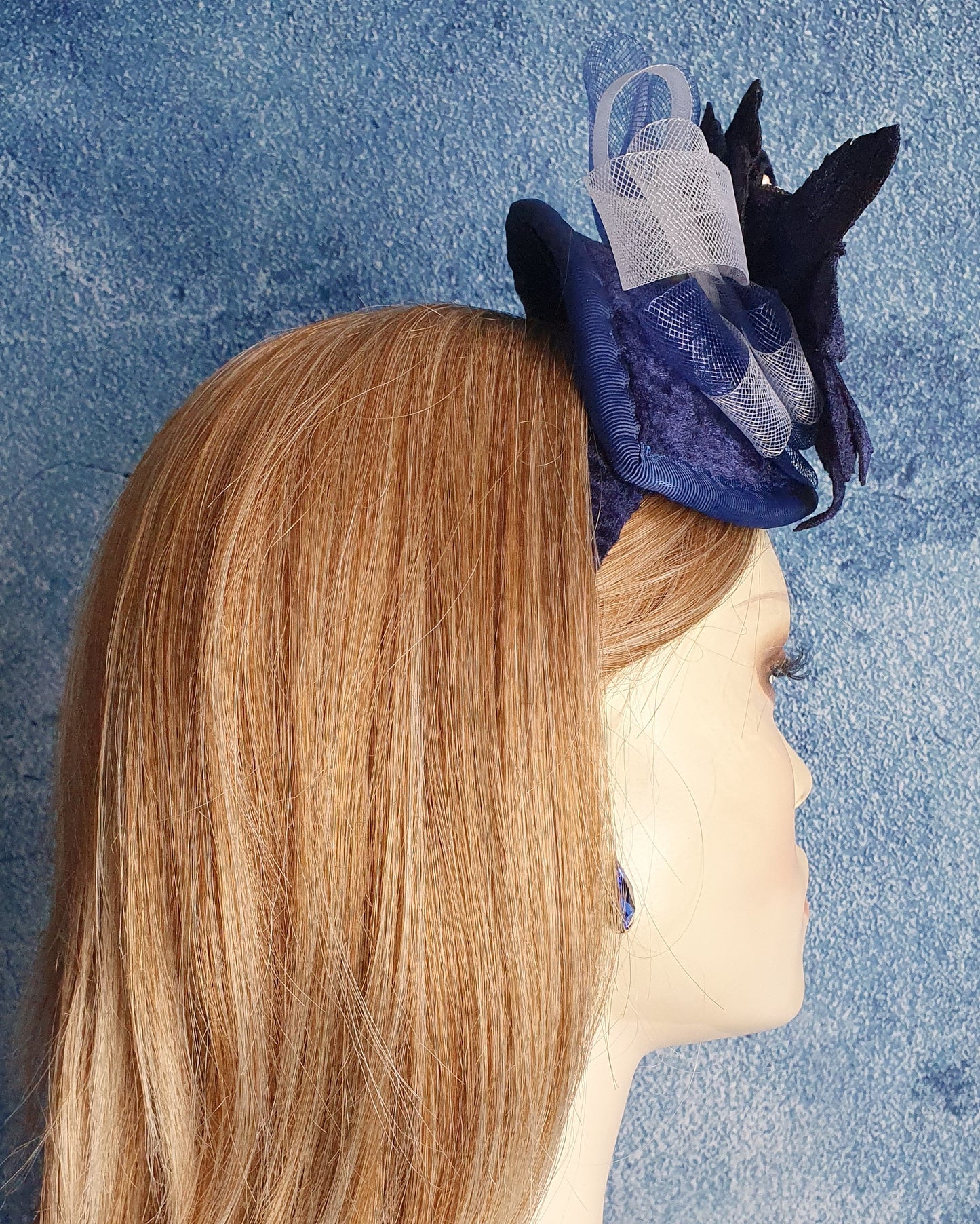 Handgemaakte blauw fluwelen fascinator met crinoline, diadeem, gast hoofdtooi, bruiloft, feest, dames hoofdband, speciale evenementen