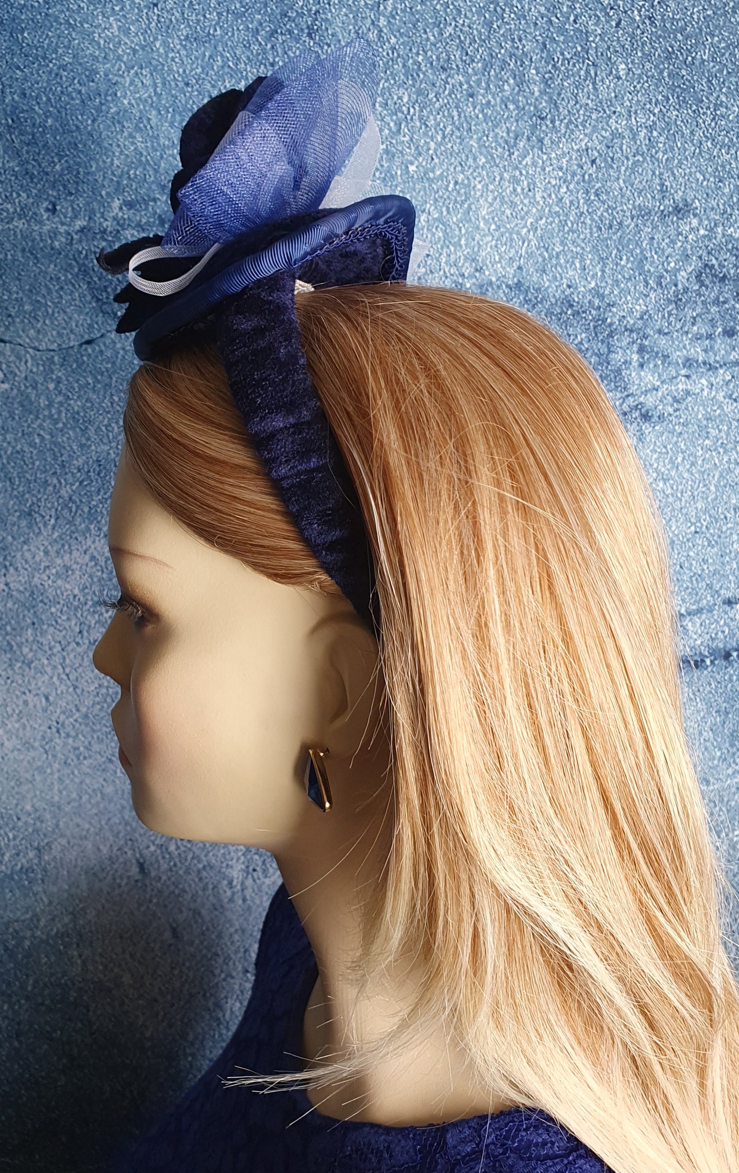 Handgemaakte blauw fluwelen fascinator met crinoline, diadeem, gast hoofdtooi, bruiloft, feest, dames hoofdband, speciale evenementen