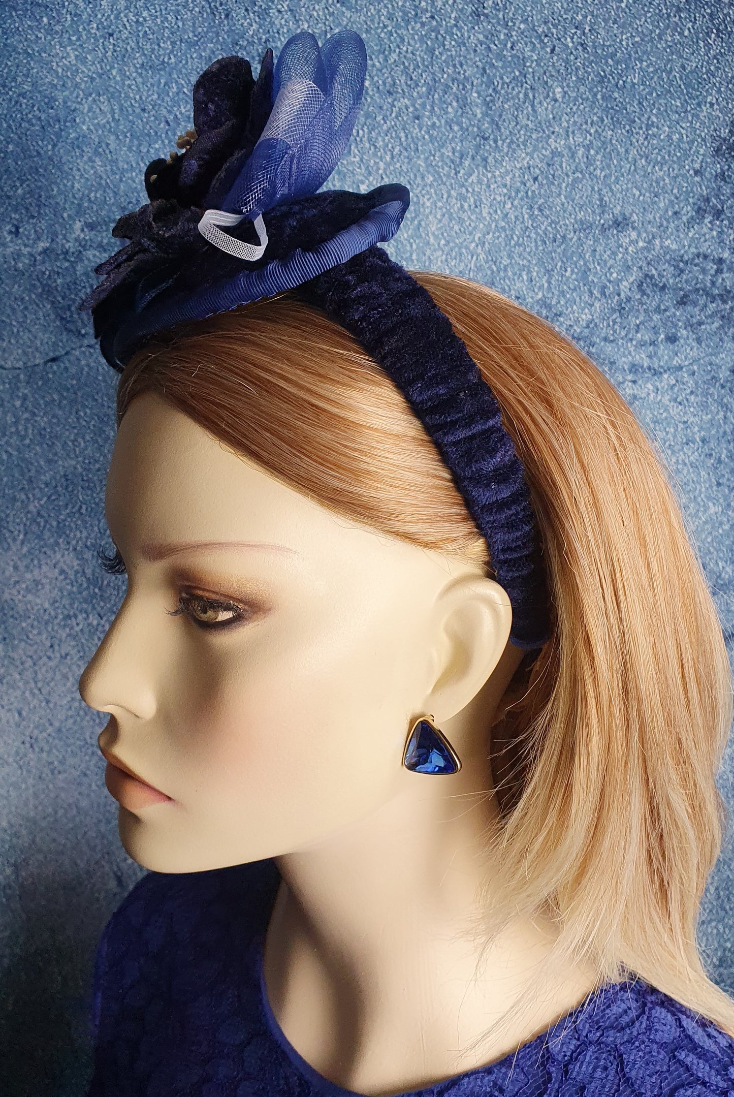 Handgemaakte blauw fluwelen fascinator met crinoline, diadeem, gast hoofdtooi, bruiloft, feest, dames hoofdband, speciale evenementen