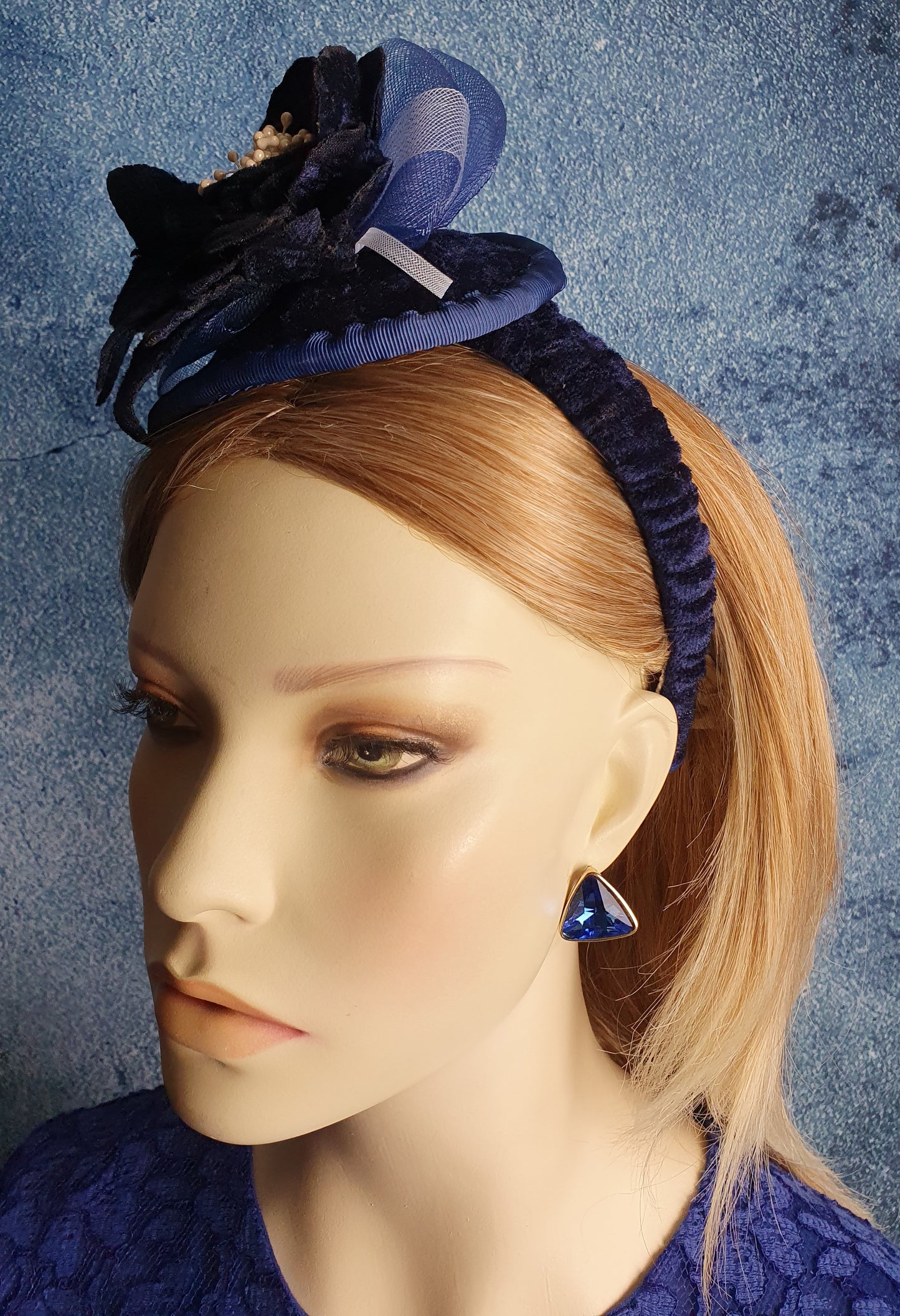 Handgemaakte blauw fluwelen fascinator met crinoline, diadeem, gast hoofdtooi, bruiloft, feest, dames hoofdband, speciale evenementen