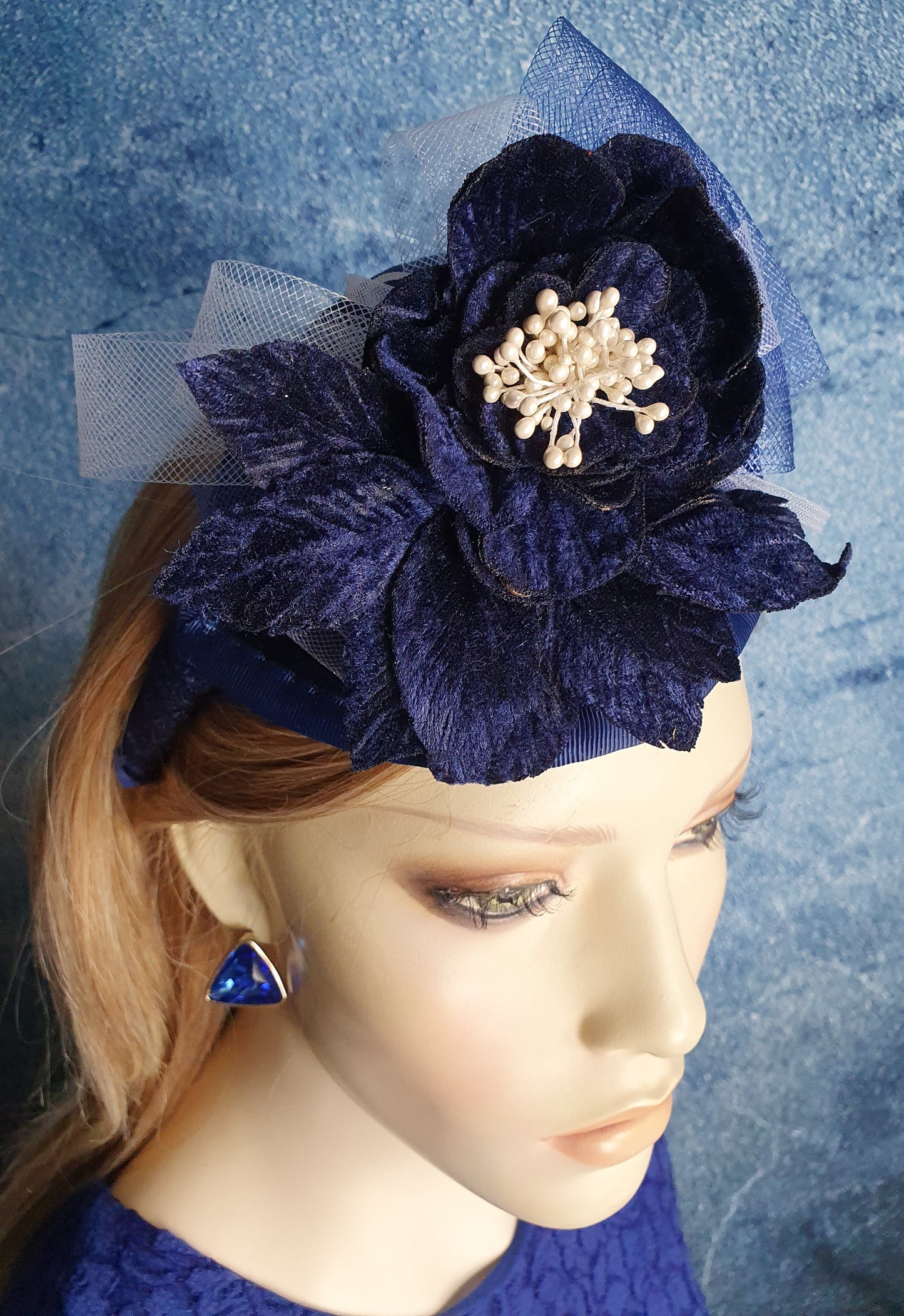 Handgemaakte blauw fluwelen fascinator met crinoline, diadeem, gast hoofdtooi, bruiloft, feest, dames hoofdband, speciale evenementen