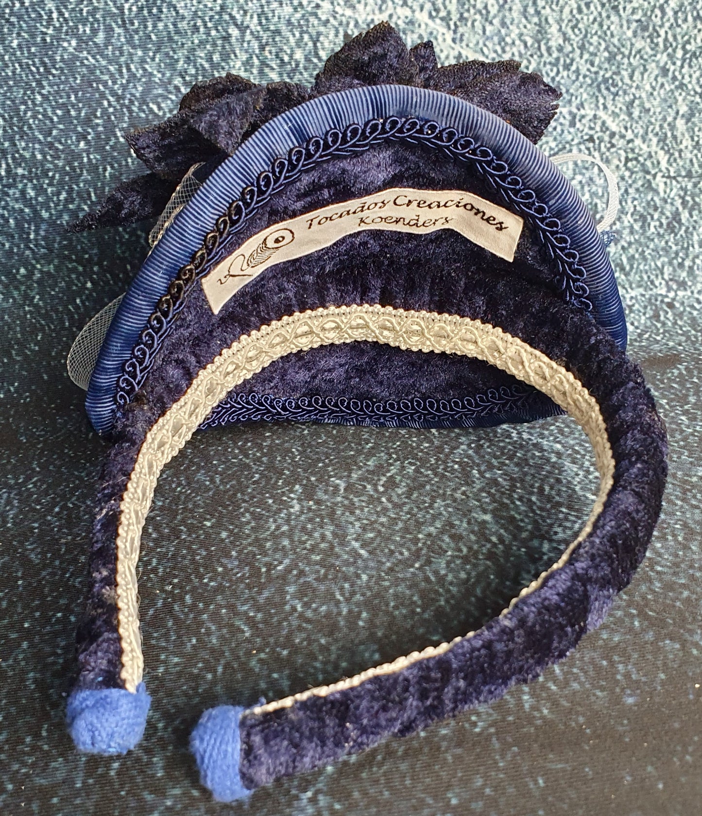 Handgemaakte blauw fluwelen fascinator met crinoline, diadeem, gast hoofdtooi, bruiloft, feest, dames hoofdband, speciale evenementen