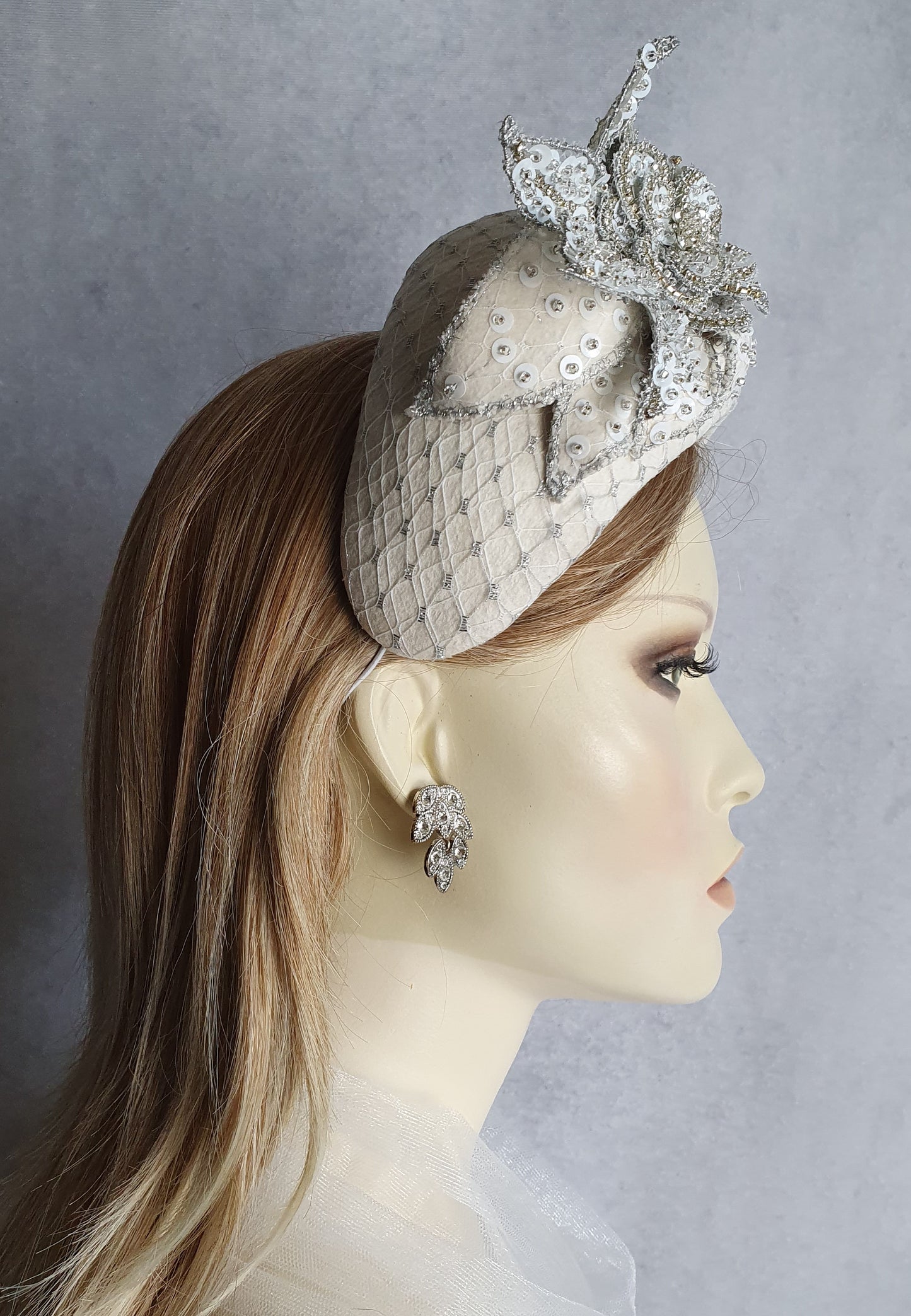 Handgemaakte hoofdband van ecru vilt met lovertjes, bruids hoofdtooi, diadeem- Elegant haaraccessoire, dames haarband, speciale gelegenheden