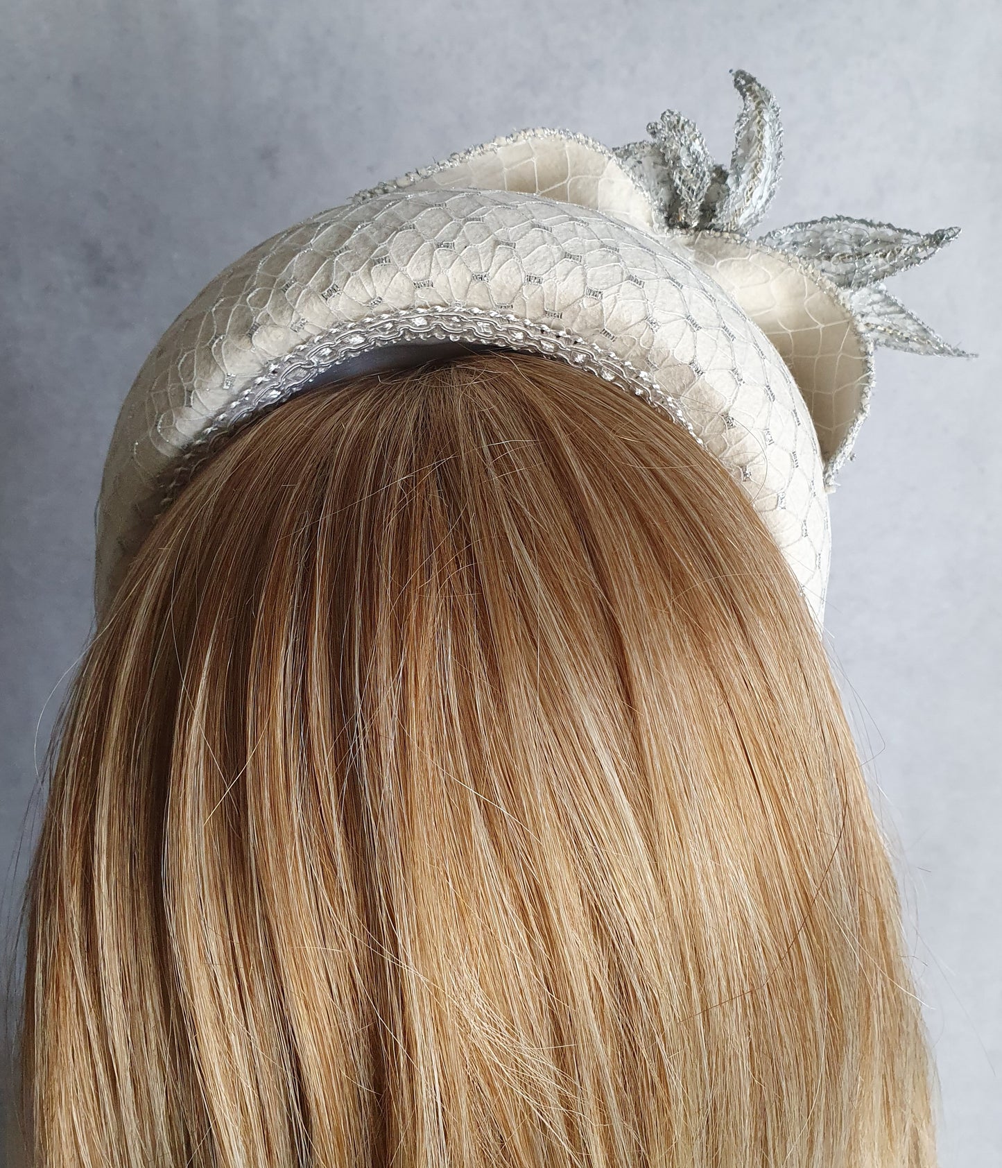 Handgemaakte hoofdband van ecru vilt met lovertjes, bruids hoofdtooi, diadeem- Elegant haaraccessoire, dames haarband, speciale gelegenheden