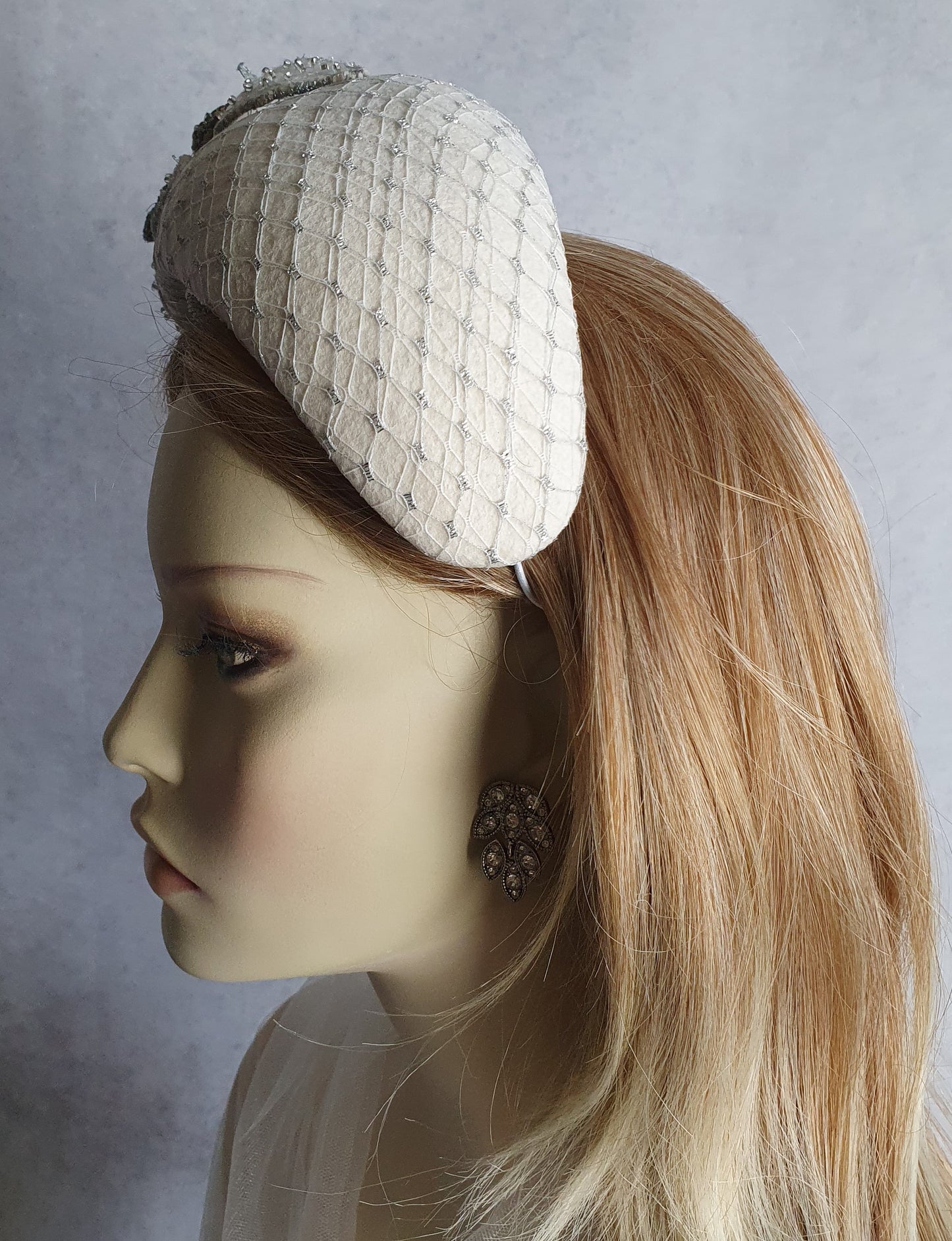 Handgemaakte hoofdband van ecru vilt met lovertjes, bruids hoofdtooi, diadeem- Elegant haaraccessoire, dames haarband, speciale gelegenheden