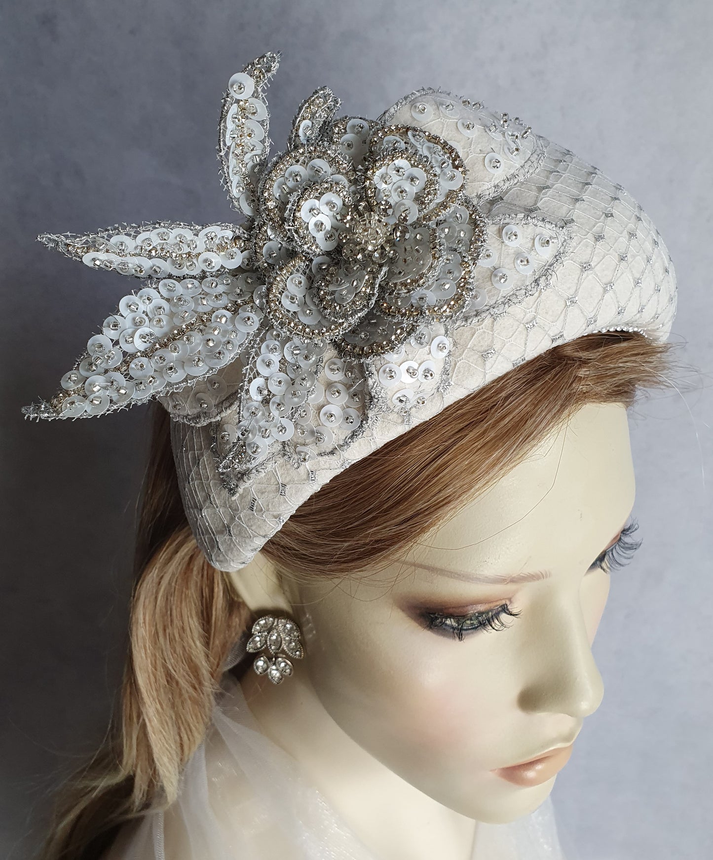 Handgemaakte hoofdband van ecru vilt met lovertjes, bruids hoofdtooi, diadeem- Elegant haaraccessoire, dames haarband, speciale gelegenheden