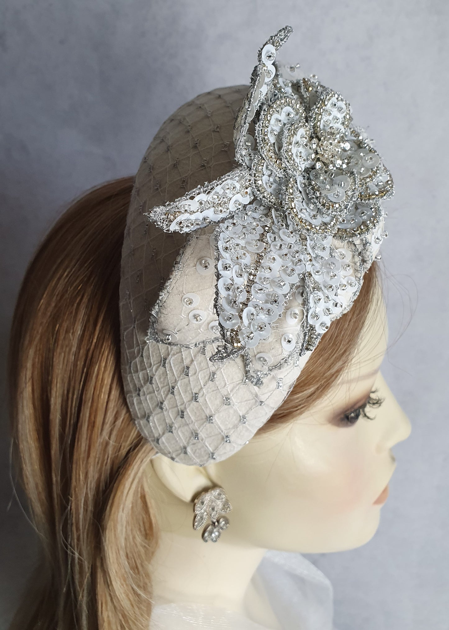 Handgemaakte hoofdband van ecru vilt met lovertjes, bruids hoofdtooi, diadeem- Elegant haaraccessoire, dames haarband, speciale gelegenheden