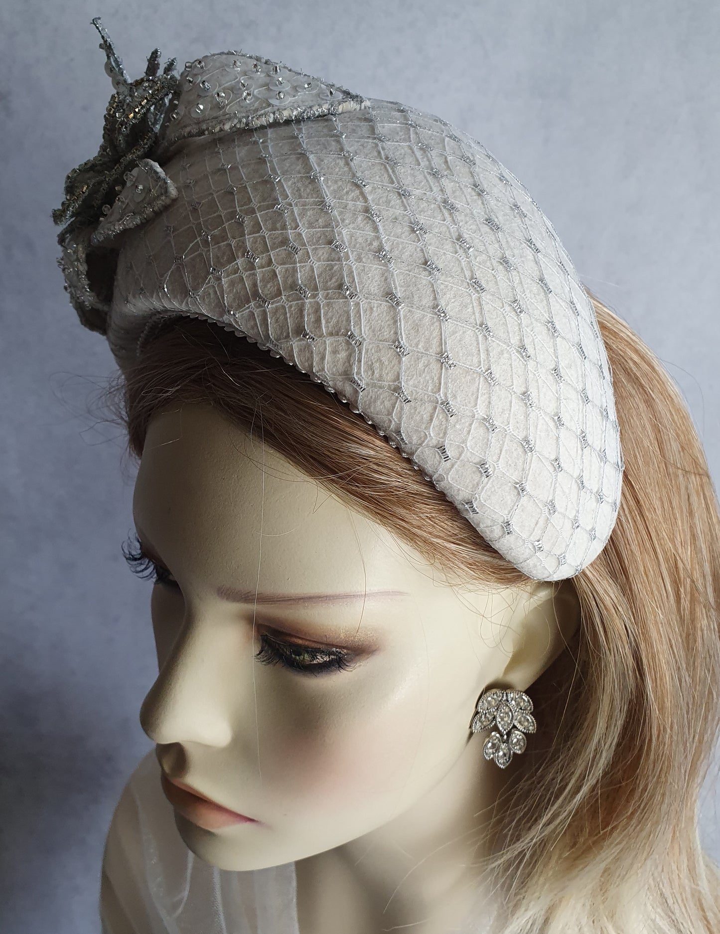 Handgemaakte hoofdband van ecru vilt met lovertjes, bruids hoofdtooi, diadeem- Elegant haaraccessoire, dames haarband, speciale gelegenheden