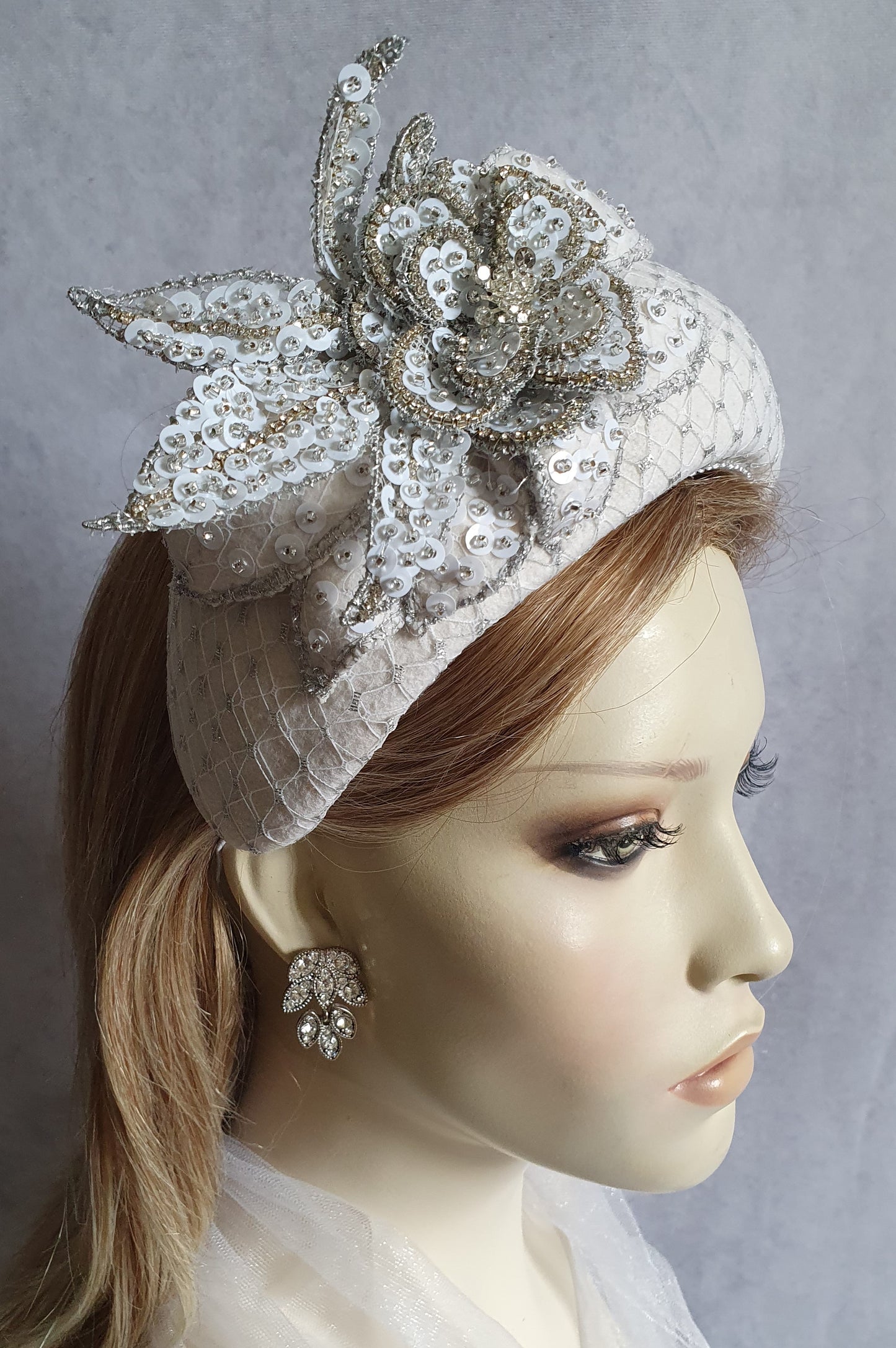 Handgemaakte hoofdband van ecru vilt met lovertjes, bruids hoofdtooi, diadeem- Elegant haaraccessoire, dames haarband, speciale gelegenheden