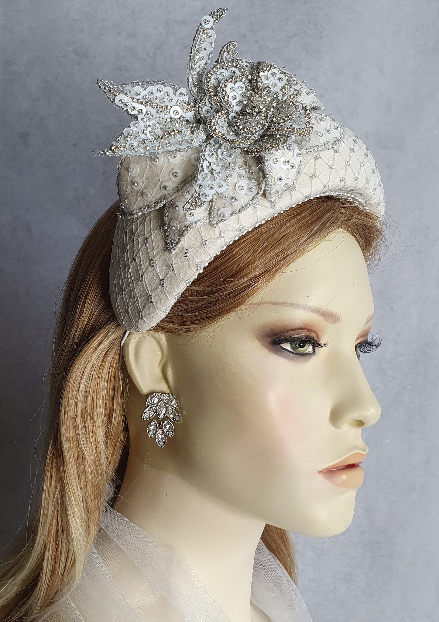 Handgemaakte hoofdband van ecru vilt met lovertjes, bruids hoofdtooi, diadeem- Elegant haaraccessoire, dames haarband, speciale gelegenheden