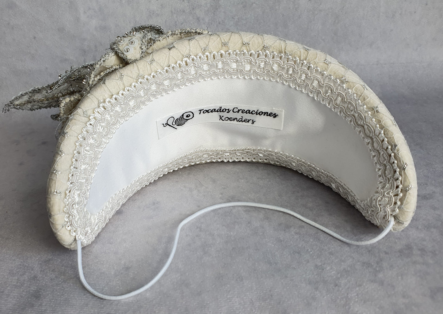 Handgemaakte hoofdband van ecru vilt met lovertjes, bruids hoofdtooi, diadeem- Elegant haaraccessoire, dames haarband, speciale gelegenheden