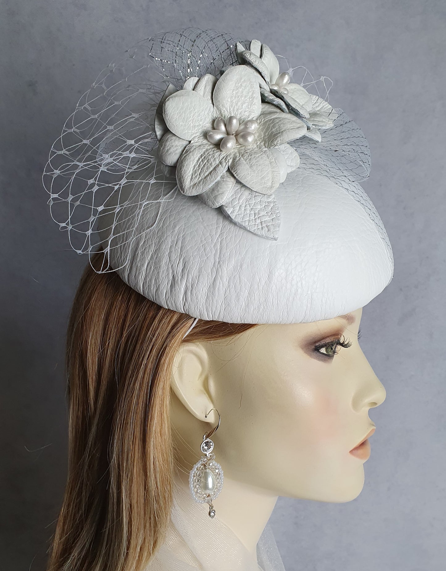 Ronde handgemaakte fascinator wit met natuurlijk leer en crinoline, bruiloft hoofdtooi, elegante dameshoed voor speciale gelegenheid