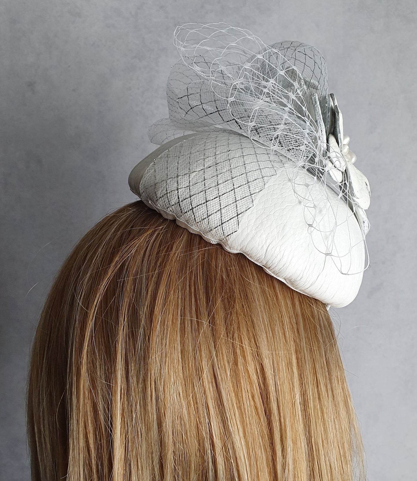 Ronde handgemaakte fascinator wit met natuurlijk leer en crinoline, bruiloft hoofdtooi, elegante dameshoed voor speciale gelegenheid